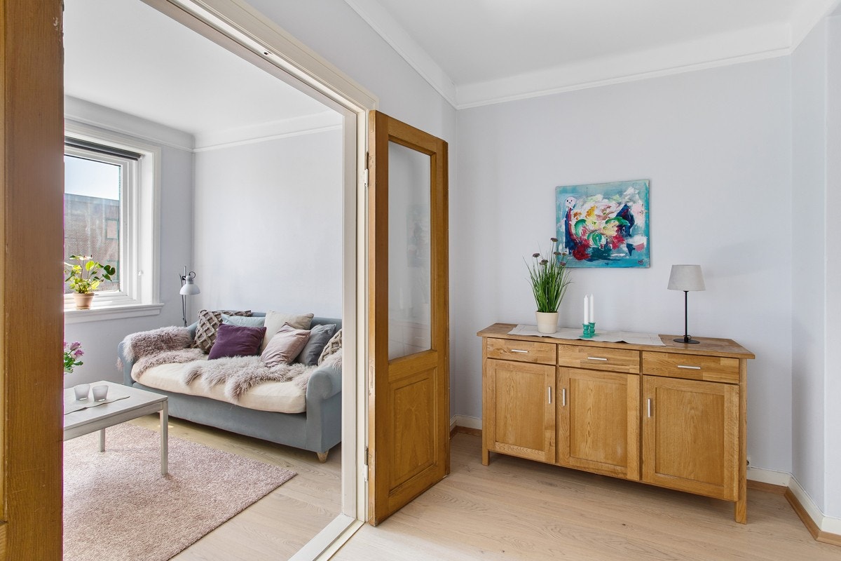 En fin tofløyet dør fører inn til en hyggelig stue. Galleribilde