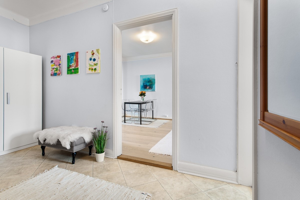 Et garderobeskap sørger for god oppbevaringsplass til yttertøy og sko. Galleribilde