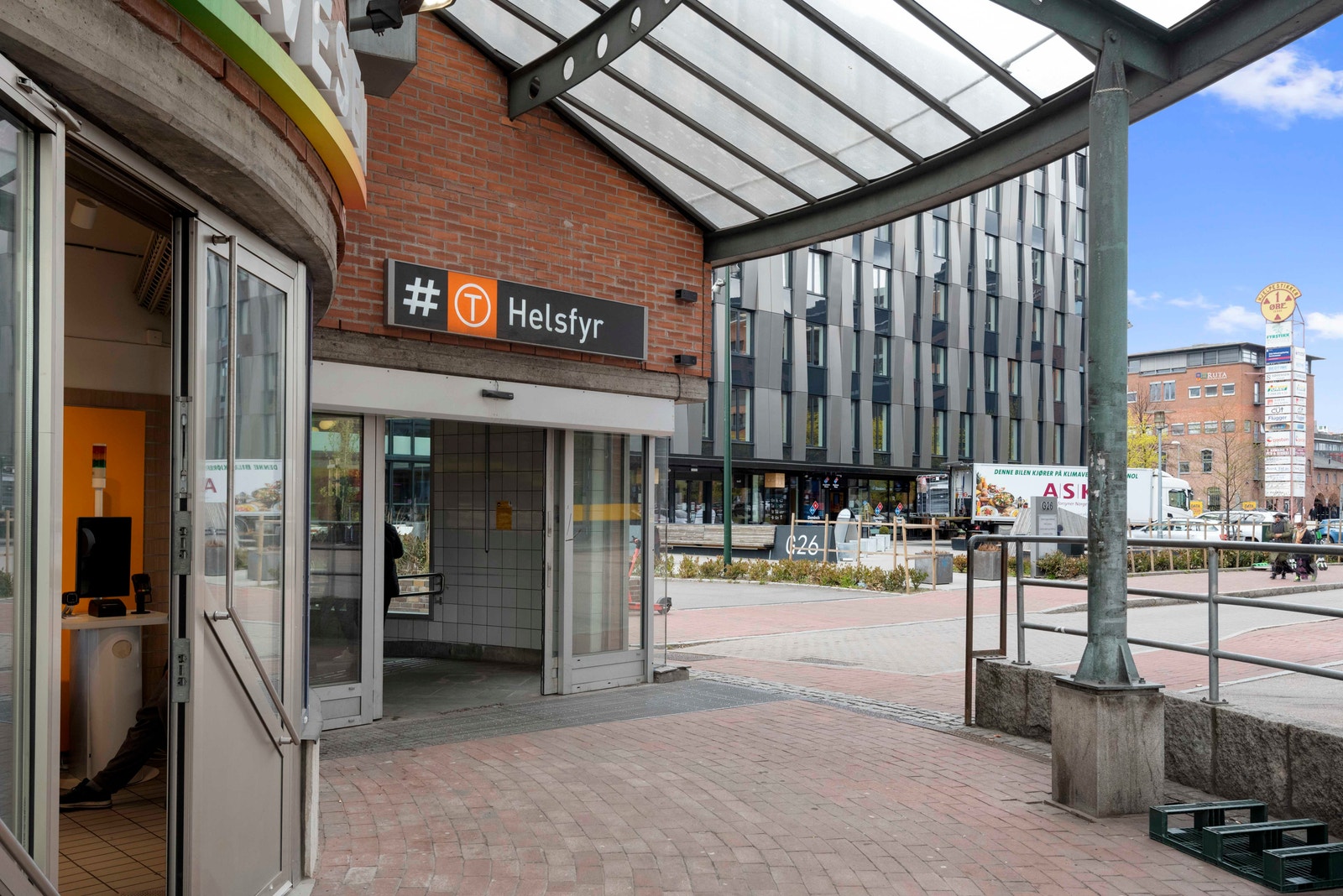 Inngang til T-banen - Helsfyr stasjon Galleribilde