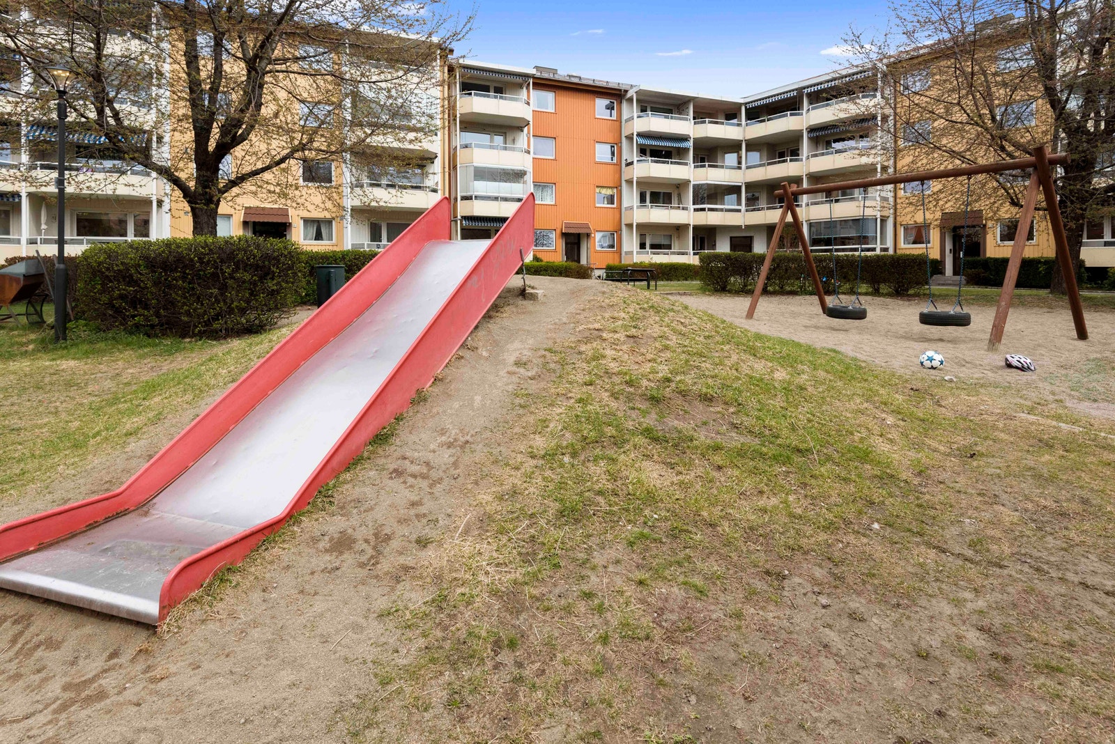 Lekeplass på borettslagets eiendom. Galleribilde