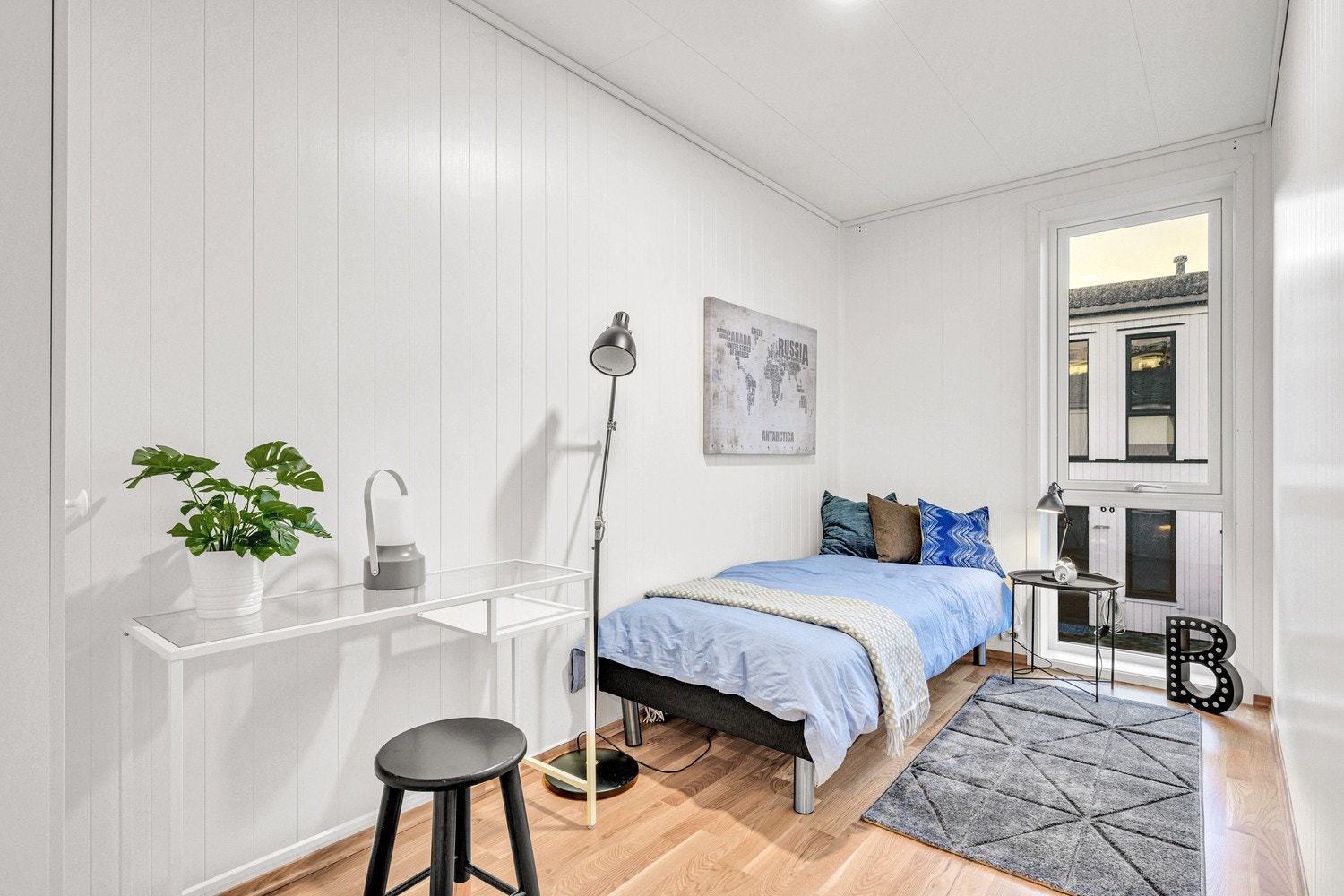 Soverom 2 med plass til seng og garderobeskap. Galleribilde