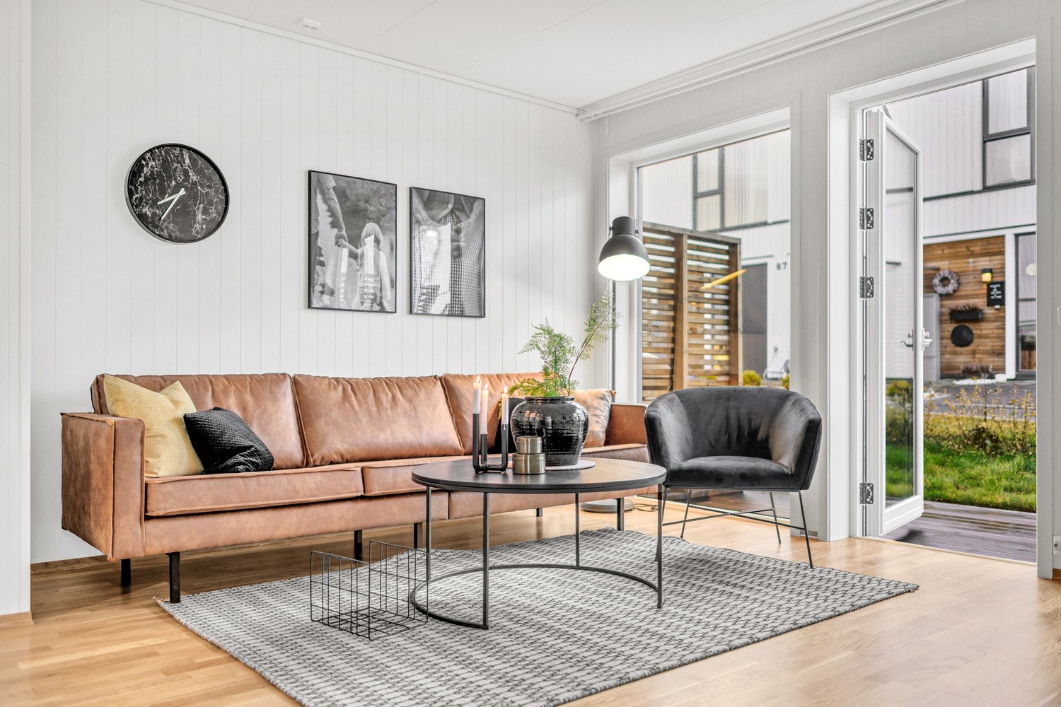 Fra stuen har man utgang til en sørvendt terrasse. Galleribilde
