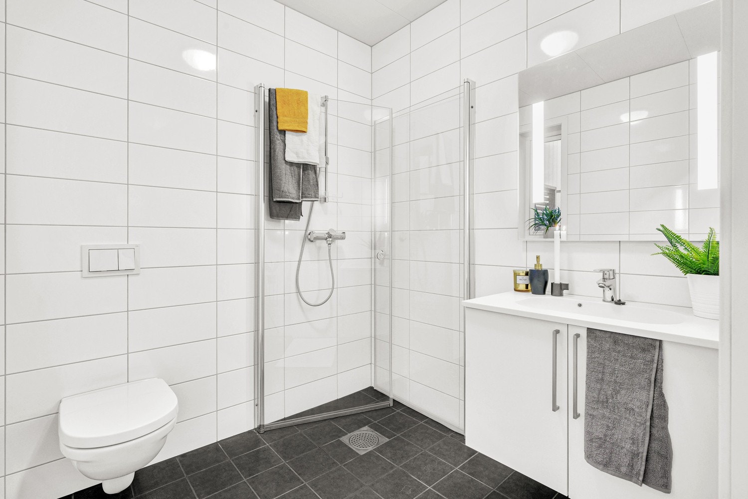 Pent flislagt bad med varme i gulv. Galleribilde