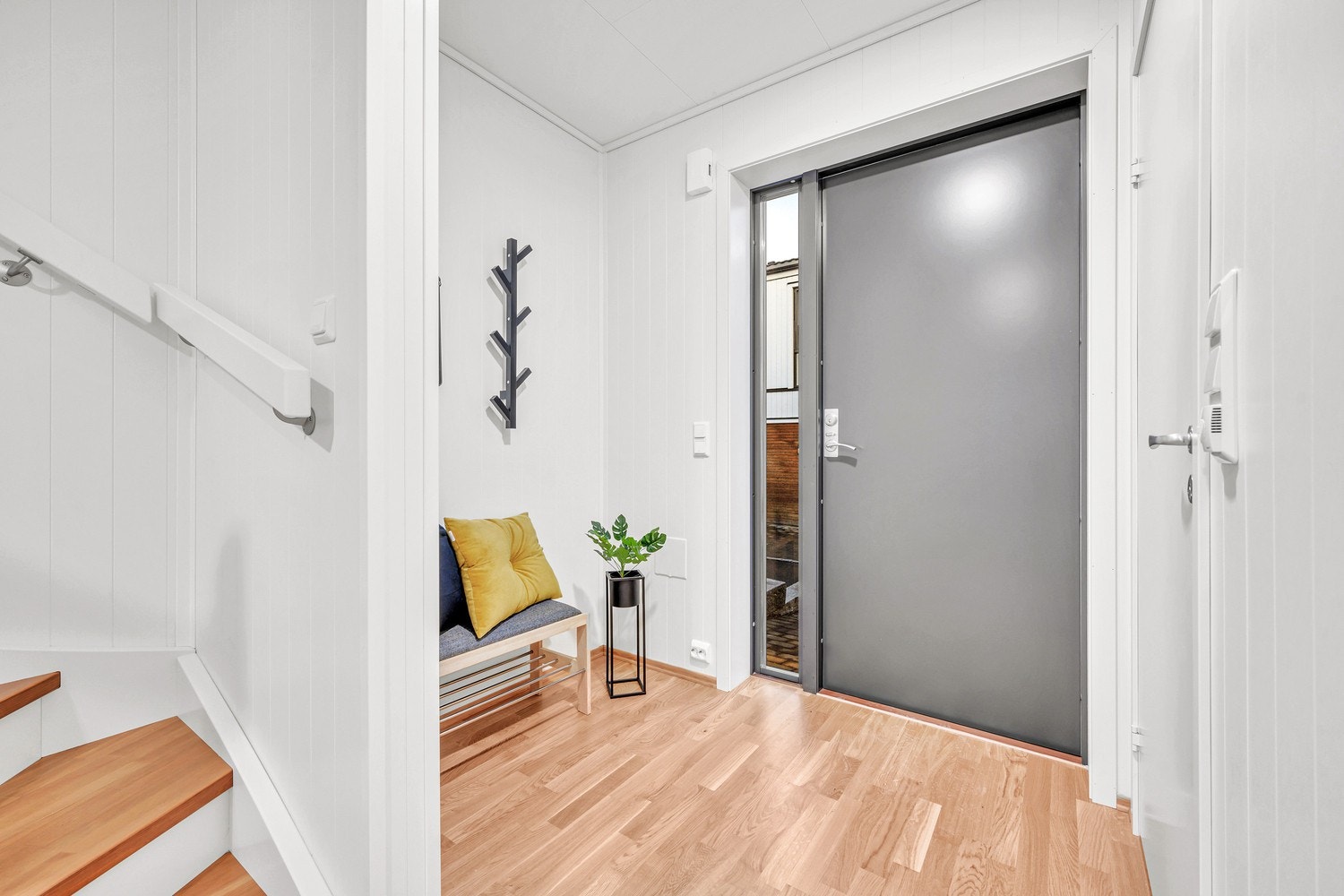 Hyggelig inngangsparti med plass for klesoppbevaring. Galleribilde