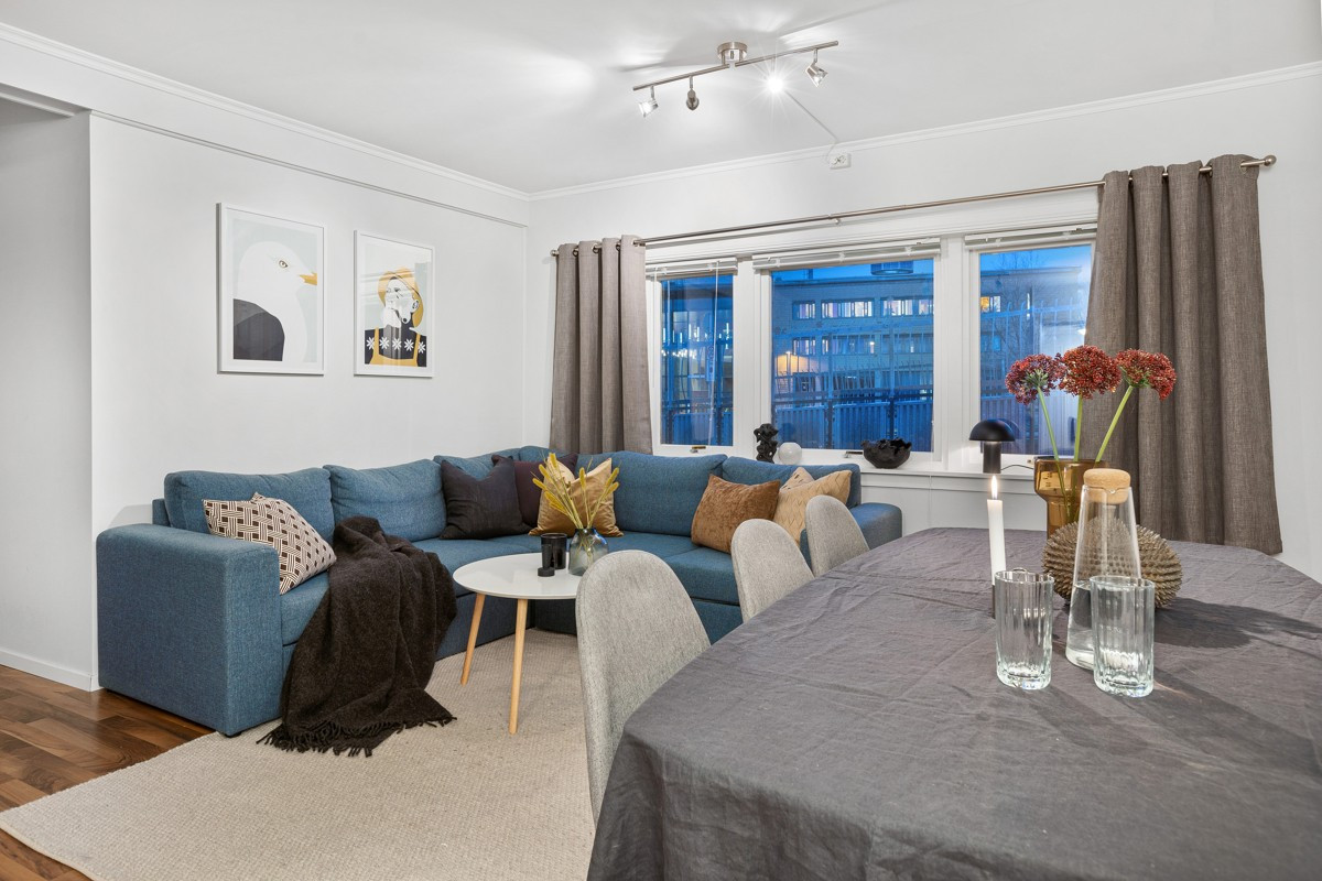 Lys og åpen stue med plass til sofa av god størrelse
