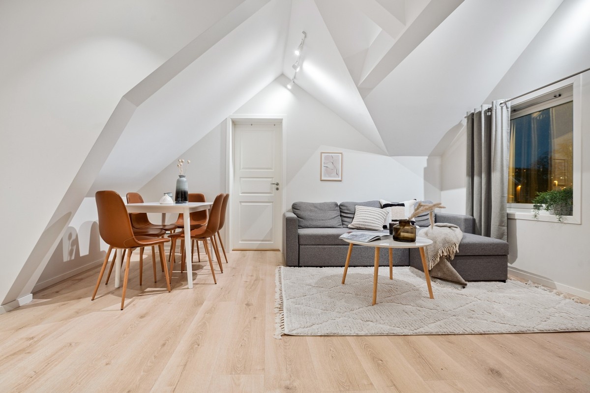 I 3.etasje er det en stue med god plass til spisebord