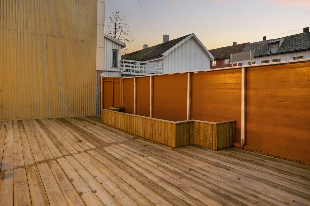 I bakgården er det etablert en terrasse som kan benyttes året rundt