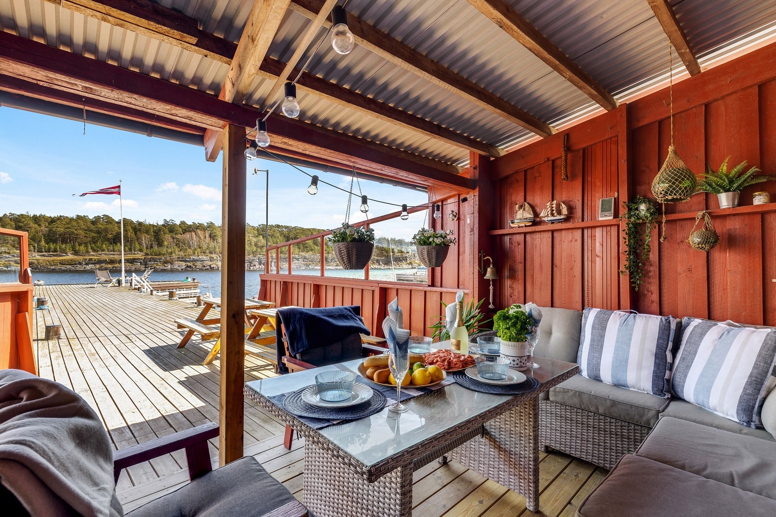 Hjørnet ut mot brygga er sjarmerende innredet med loungegruppe. Galleribilde