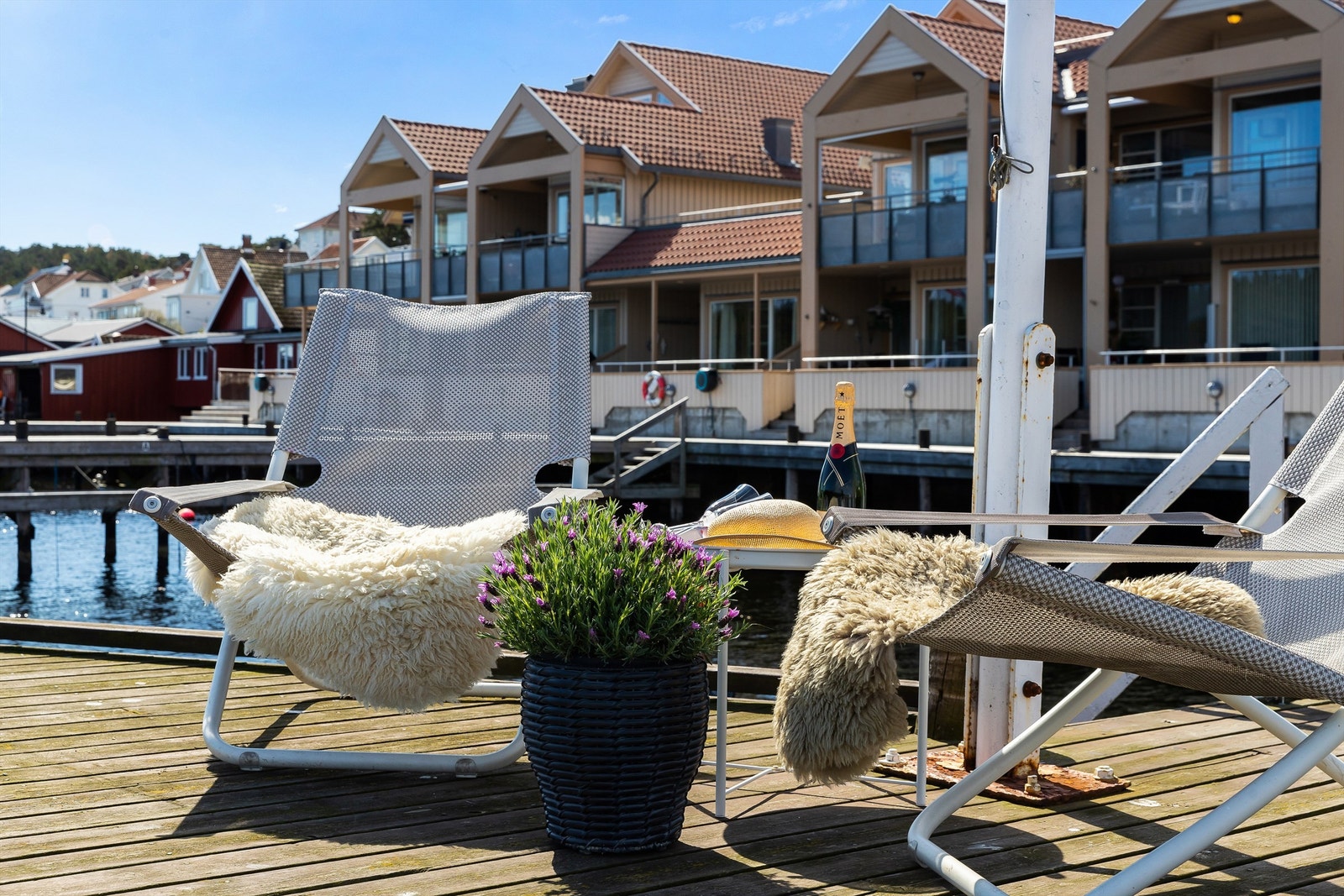 På bryggekanten. Galleribilde