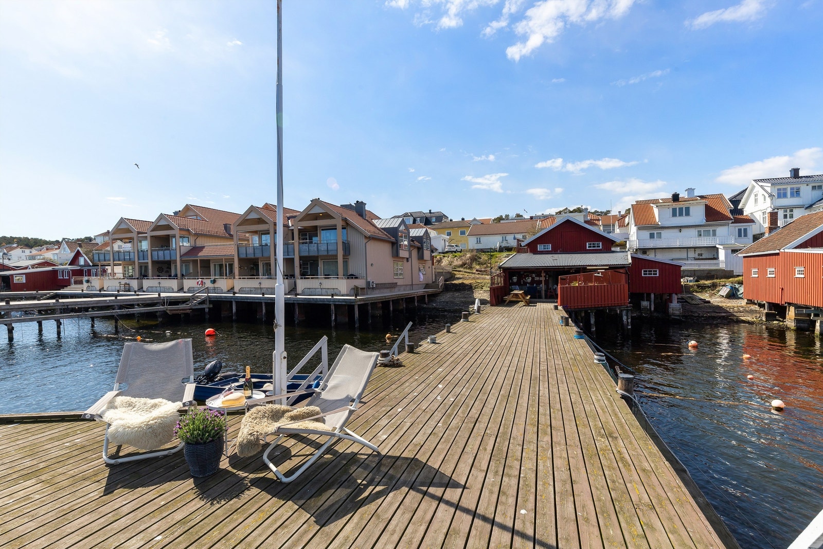 Tidligere var det fiskematfabrikk på eiendommen syd for brygga, men den ble for en del år siden omgjort til leiligheter. Galleribilde