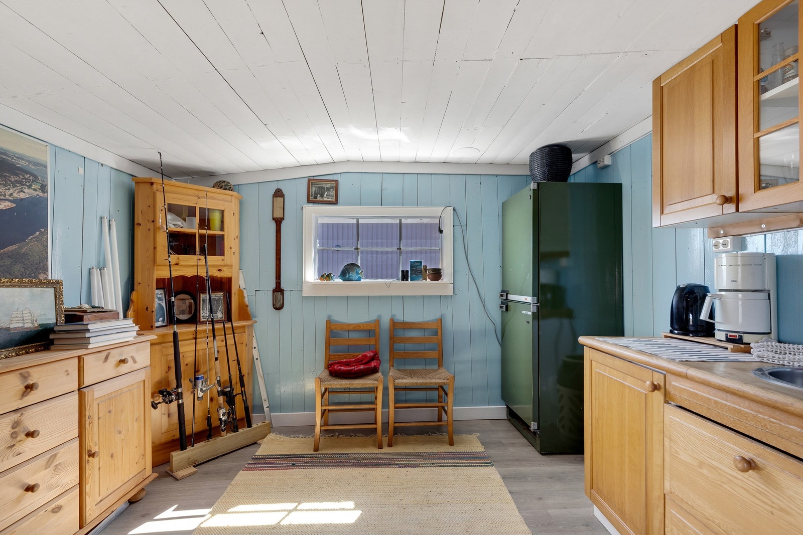 Sjøboden er utstyrt med enkle kjøkkenfasiliteter. Galleribilde