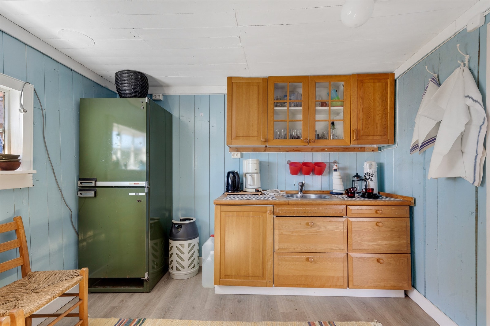 Kjøkkeninnredningen i eik brukes til å lage enkle måltider som serveres på bryggekanten. Galleribilde