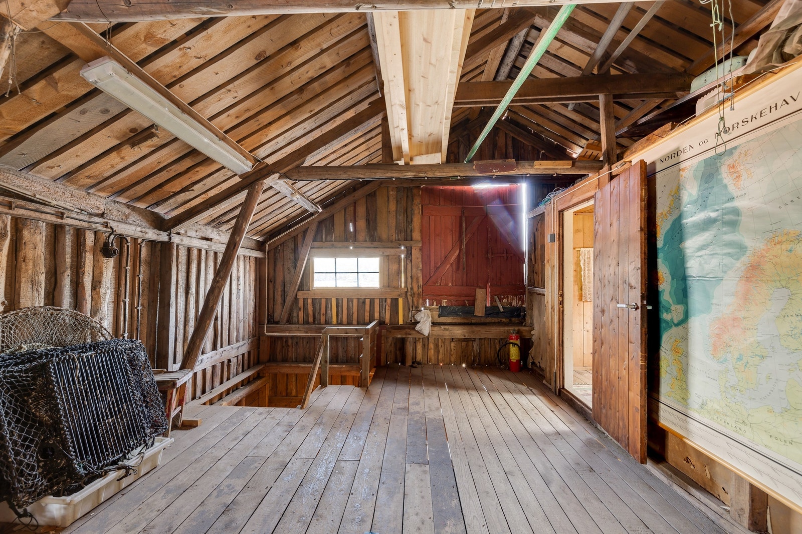 Loftsetasjen har "låvedørslem" ut mot sundet. Galleribilde