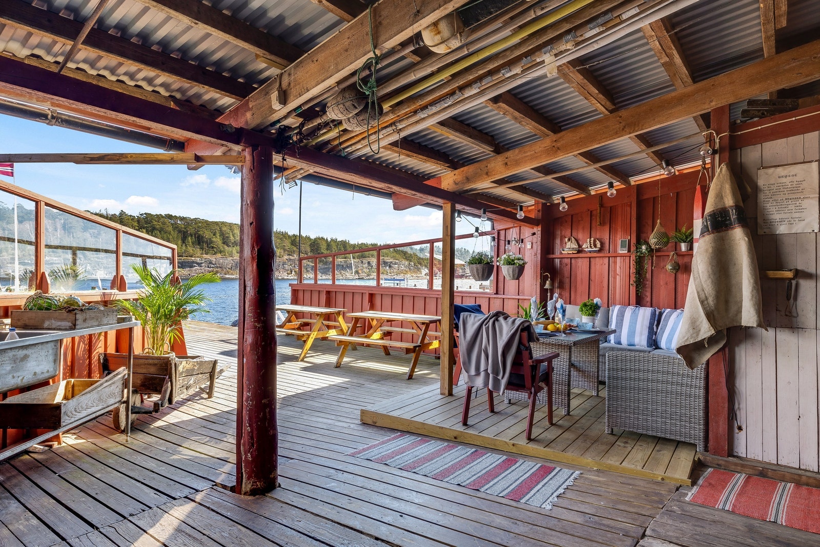 Om sommeren fungerer sjøboden som en sosial samlingsplass. Galleribilde