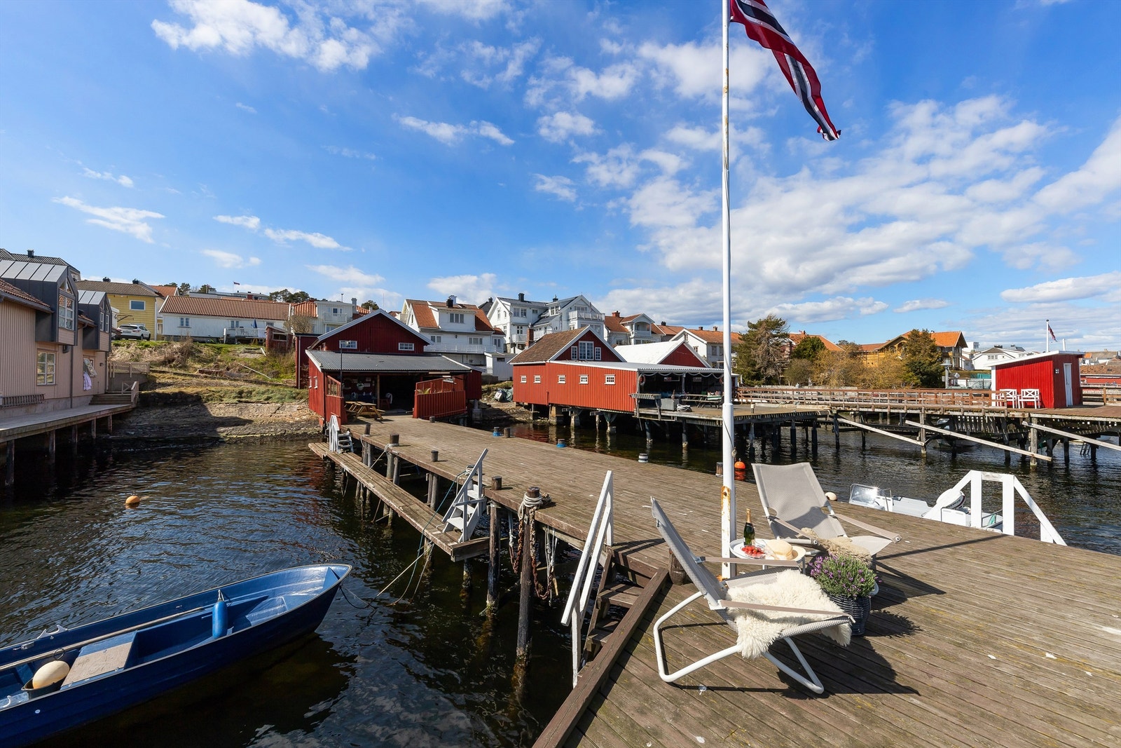 Rett ut for brygga eller ute på Rognsfjorden er det gode fiskemuligheter. Galleribilde