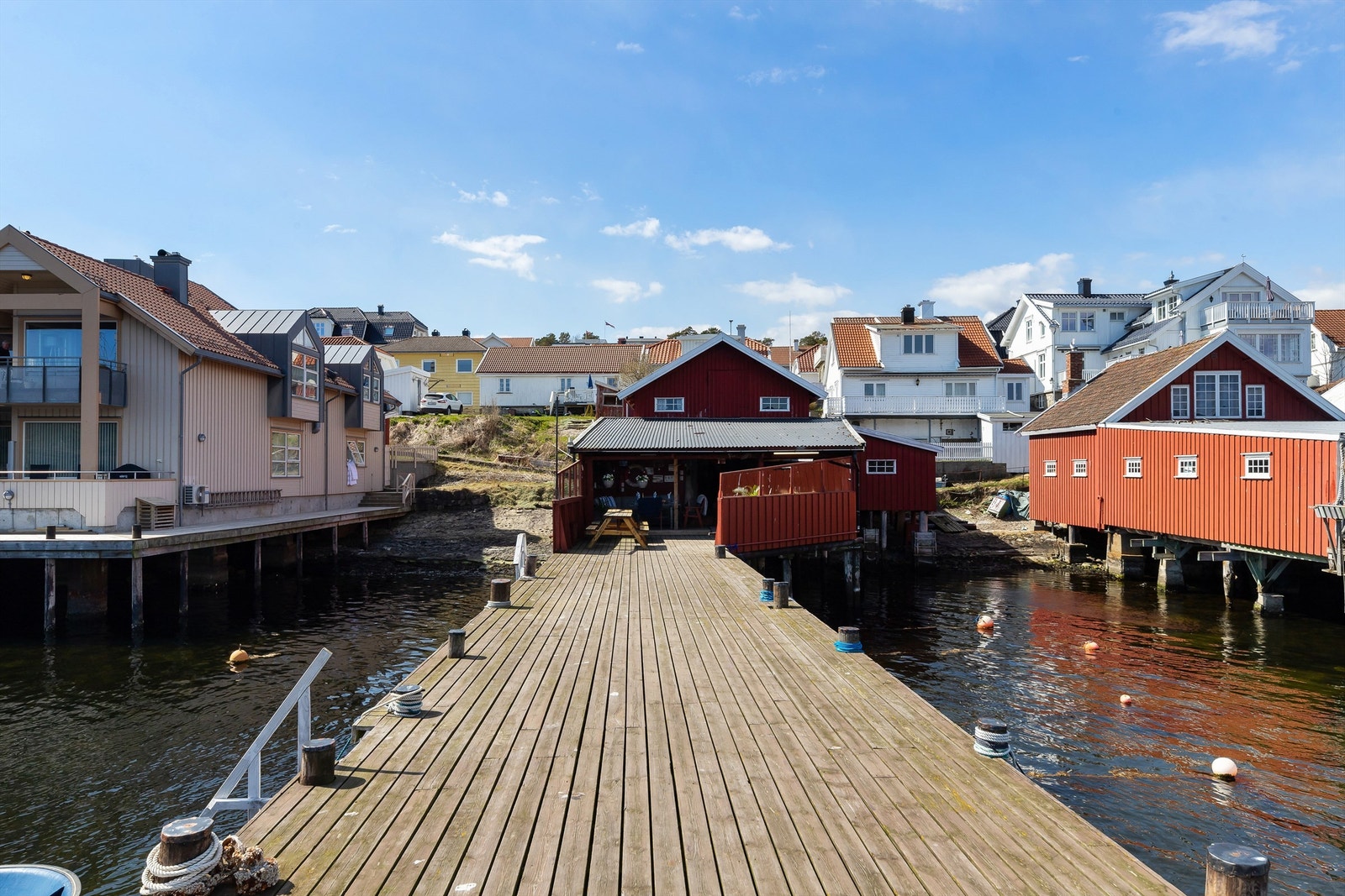 Brygga og ytterste del av sjøboden fungerer som terrasse og uteplass om sommeren. Galleribilde
