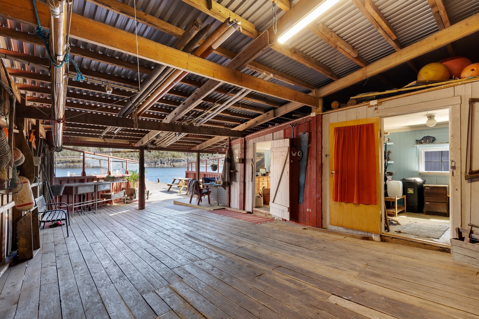 Sjøboden og brygga har navnet etter Thorleif, far og morfar til selgerne som drev fiskemottak her. Galleribilde