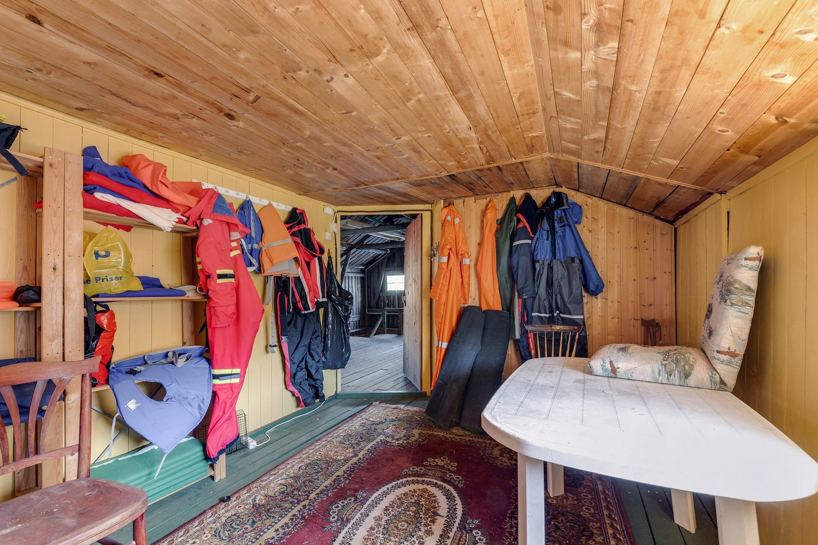 Dette rommet i 2. etasje er enkelt innredet og har panel på vegger og i himlingene. Galleribilde