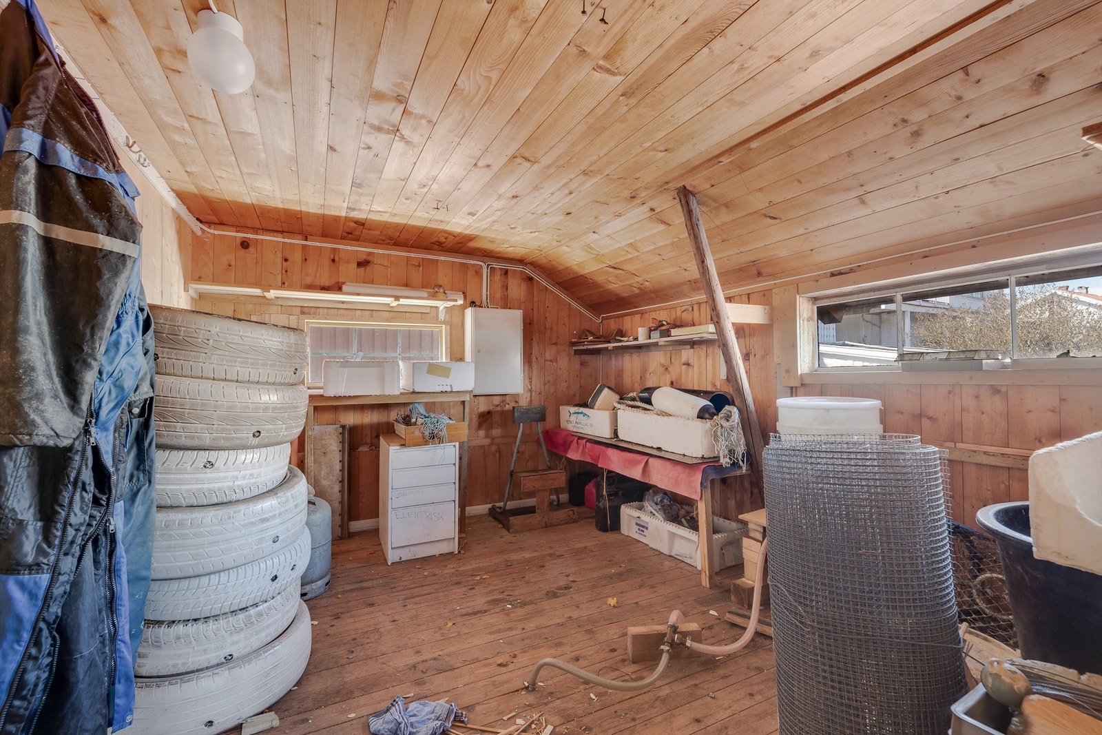 Lagerrom i 2. etasje. Plast tønna under vinduet kan fylles med vann for å få vann til springen på toalettrommet. Galleribilde