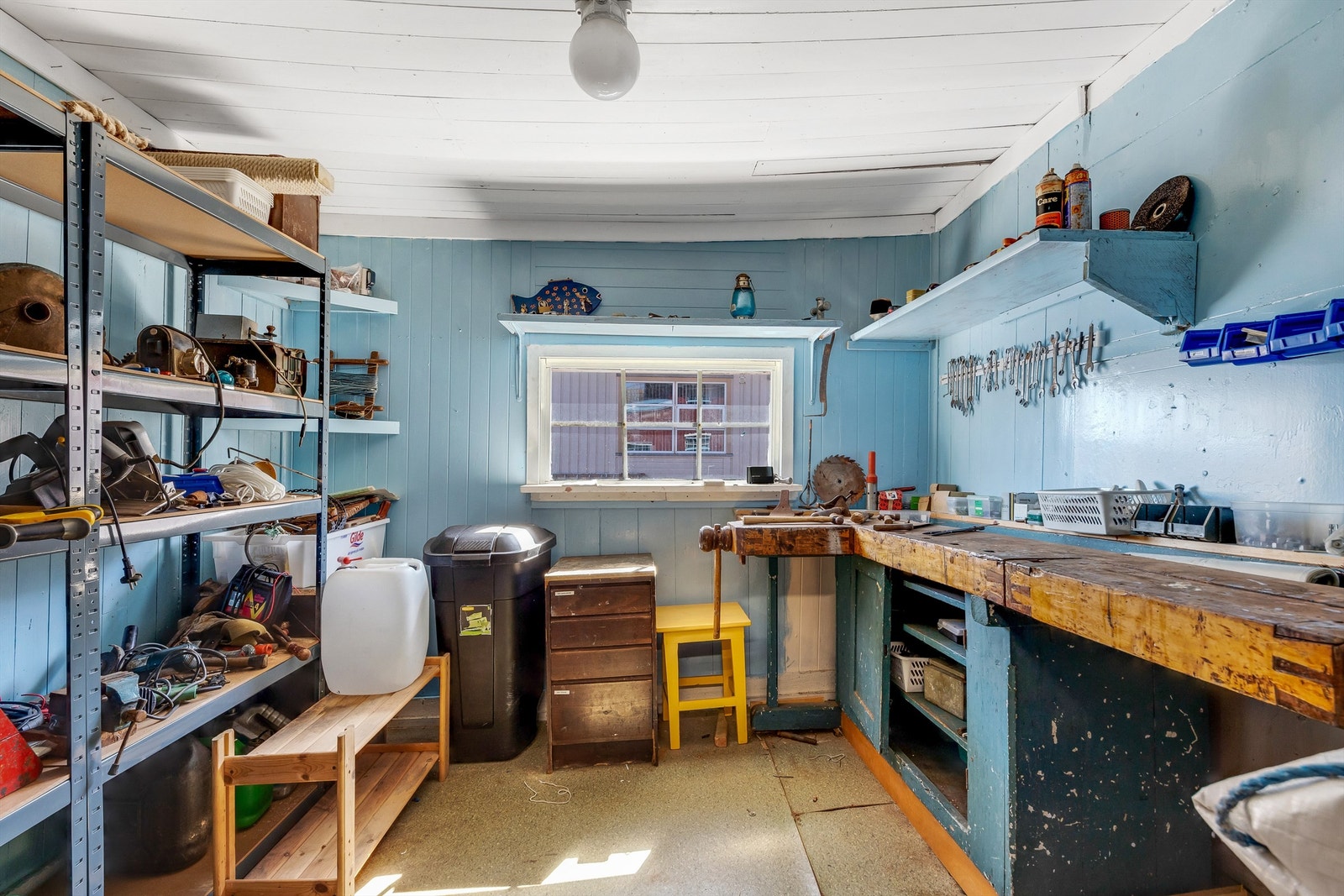 Verksted med gammel høvelbenk. (Høvelbenken følger ikke salget). Galleribilde