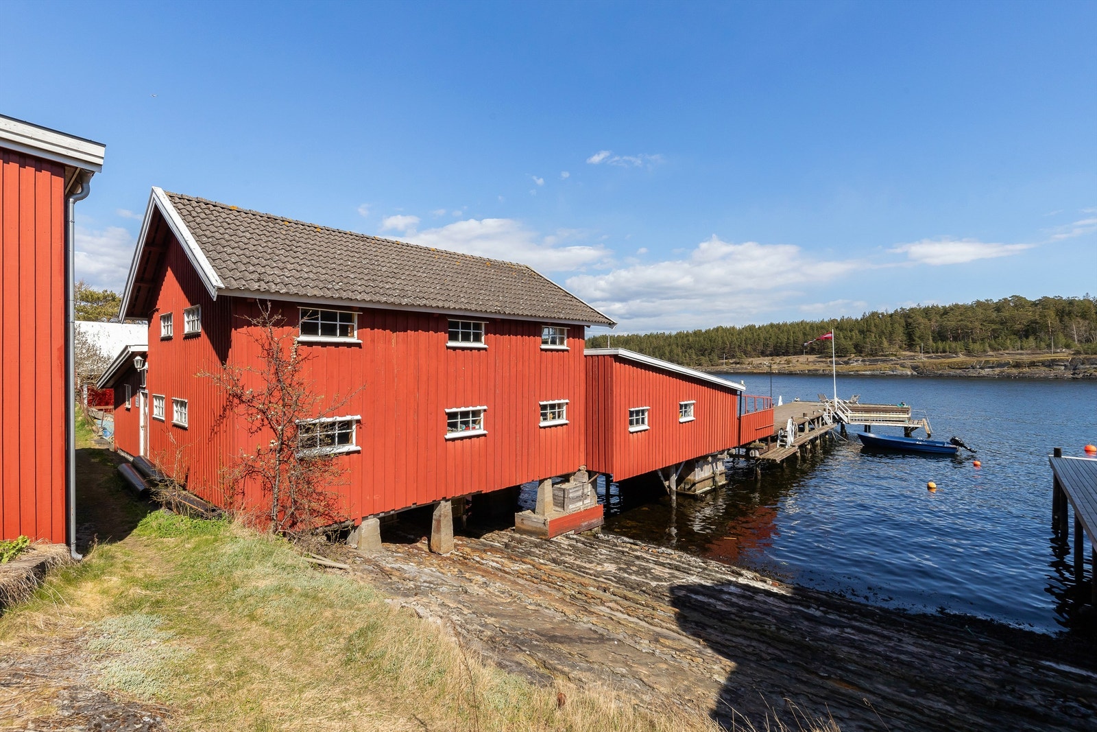 Sjøboden er jevnlig vedlikeholdt - arbeidet er gjort forsiktig for å bevare den gamle sjarmen, men med beliggenhet ut mot havet tar naturen tilbake og det er stadig behov for oppgraderinger. Galleribilde