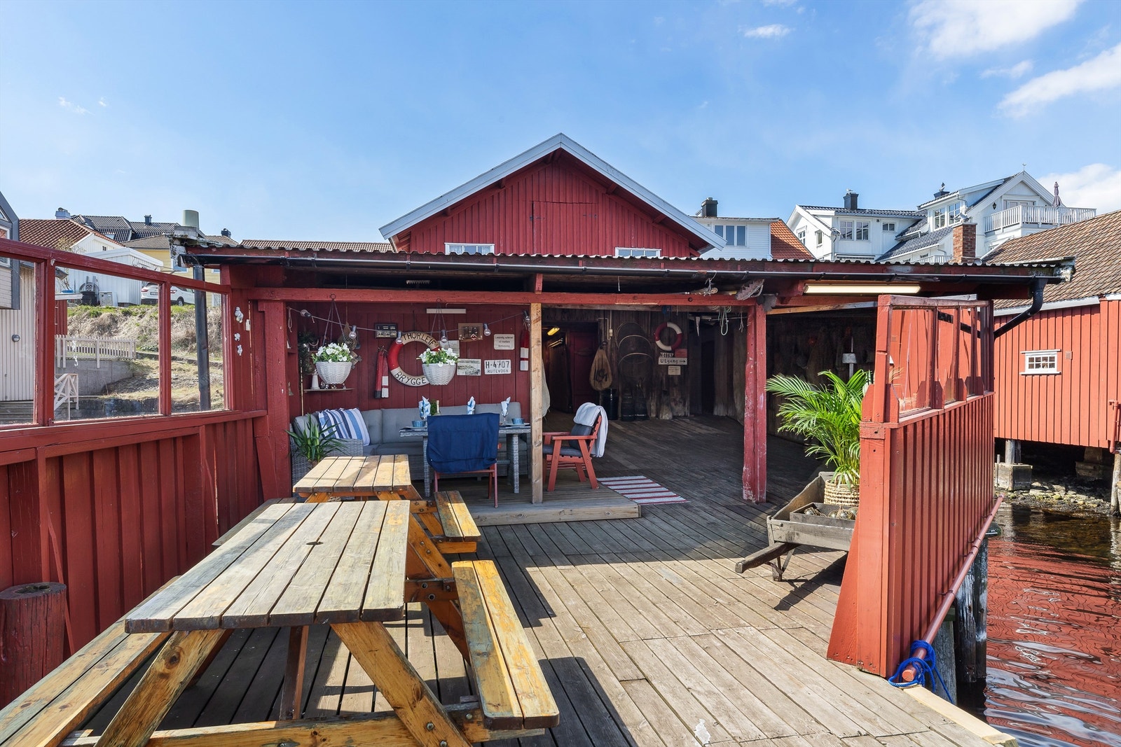 I den røffe og sjarmerende underetasjen i sjøboden spiller fiskeredskap på lag med en hyggelig sitteplass. Galleribilde