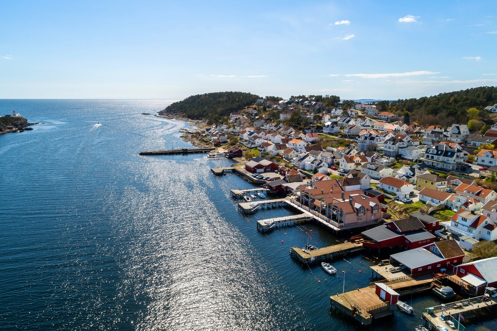 Ut i sundet stikker moloen som en beskyttende arm mot vind og vær. Langs sundet finnes brygger og småbåthavner, fiskebåter og lystfartøyer. Selve byen med sjøboder og hvitmalte hus er i seg selv en idyll. Galleribilde