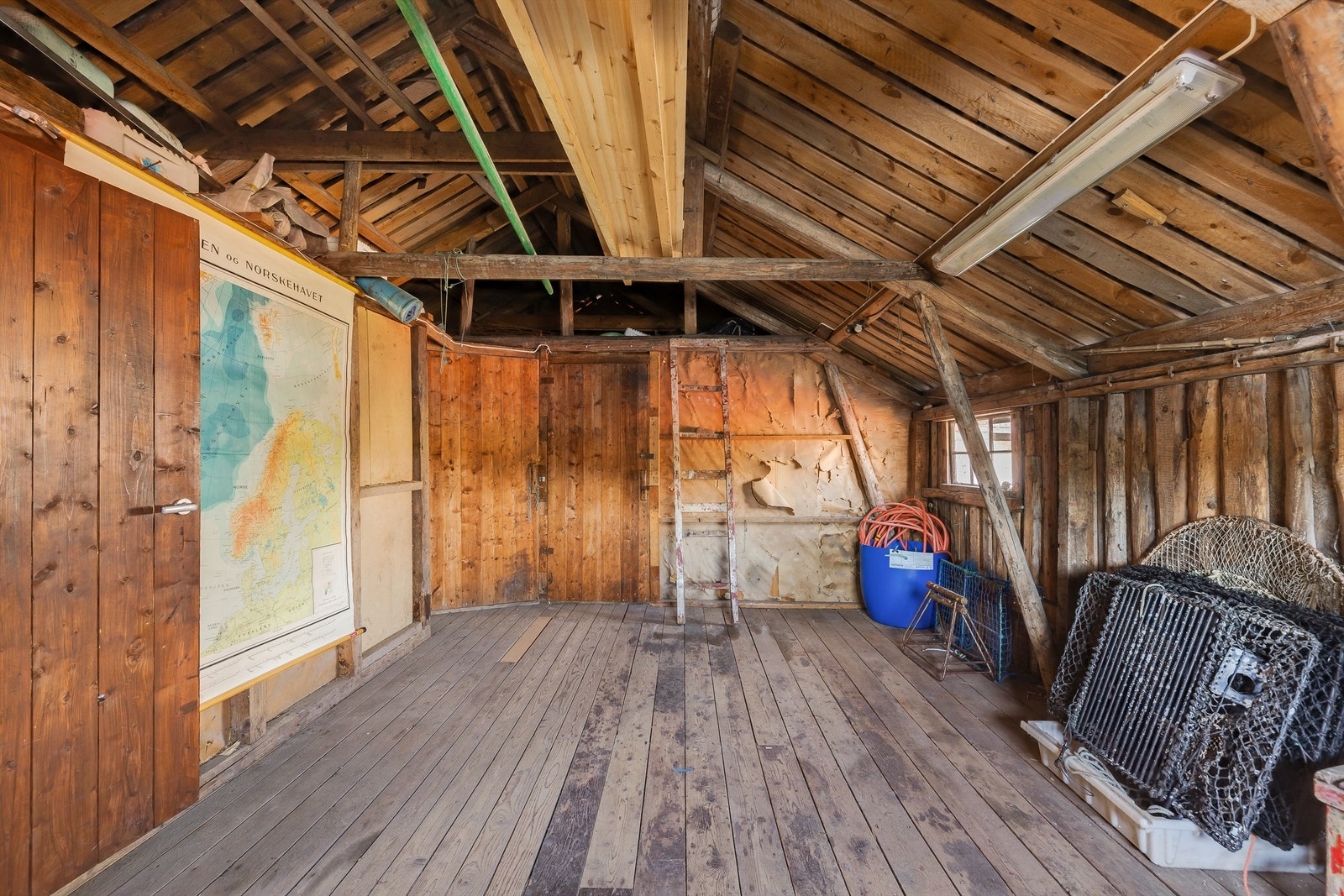 STØ KURS: På veggen i 2. etasje henger et stort kart over Norskehavet. Kanskje i største laget å ta med på båttur, men supert for å lære seg navnet på fiskebankene. Galleribilde