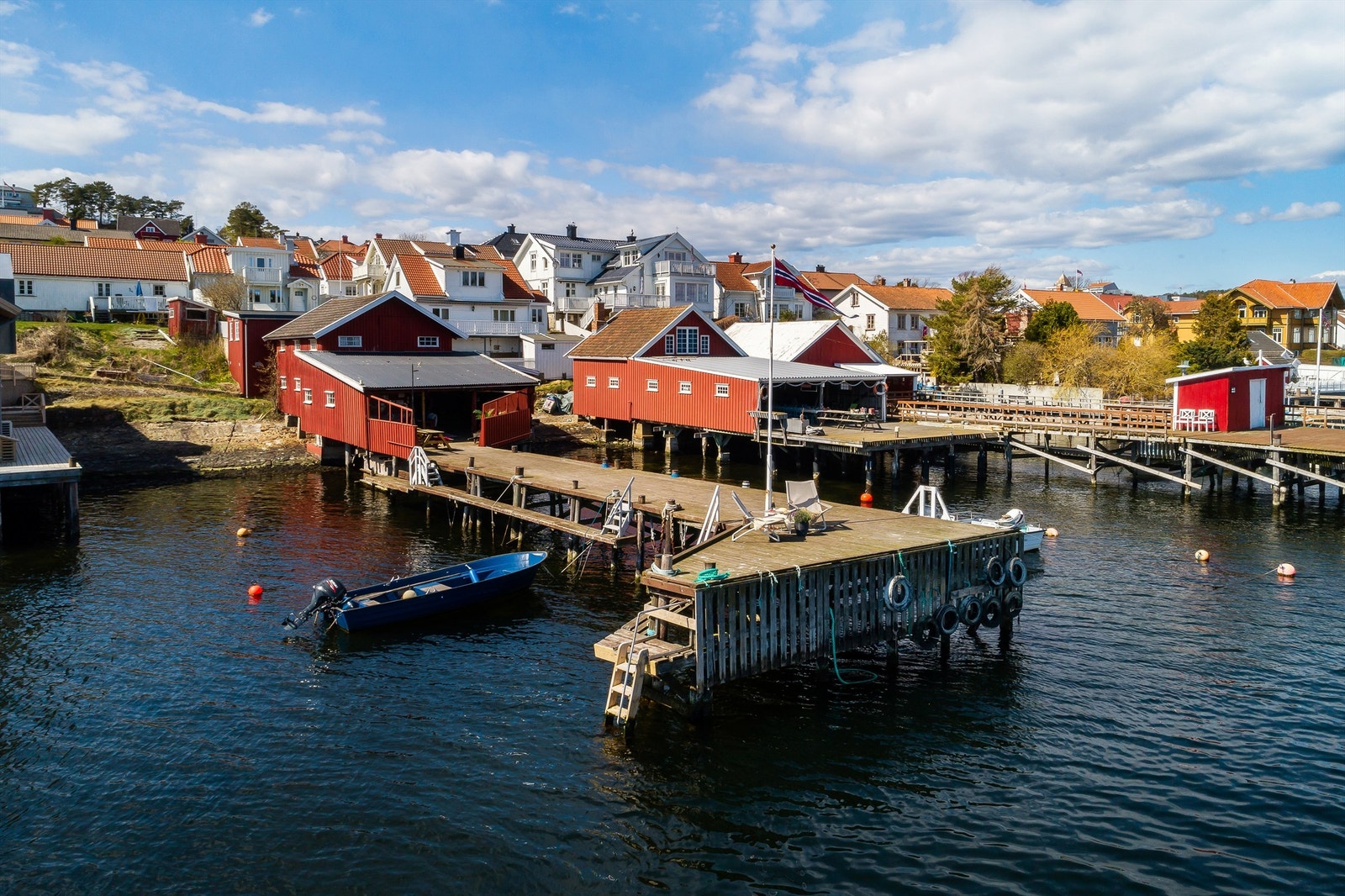 Langesund har sin egen sjarm med de rødmalte sjøbuene og lange bryggene som strekker seg ut i sundet, og med den gamle trehusbebyggelsen i de smale gatene ovenfor. Galleribilde