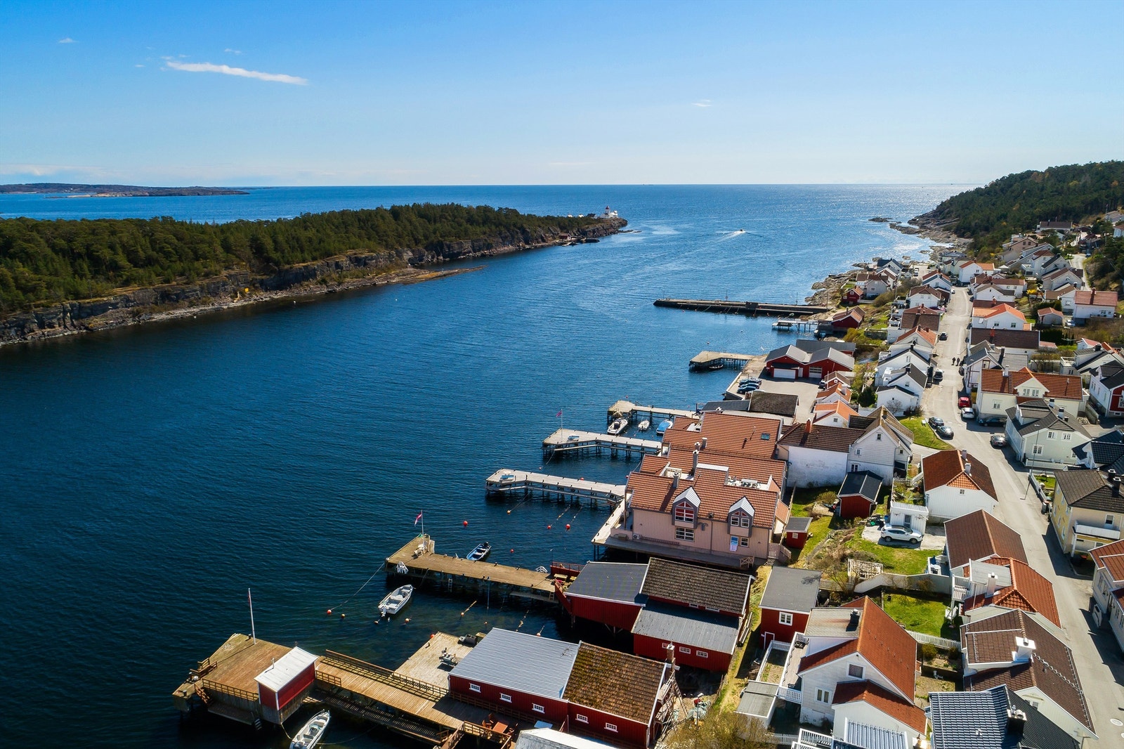 Kommer du sjøveien mot Langesund har du to ting å navigere etter. Du kan selvsagt peile deg inn på Langøytangen fyr som ruver godt i landskapet og som vil lose deg trygt inn i sundet, eller du kan høre om det er konsert på Wrightegaarden og følge lyden. Galleribilde