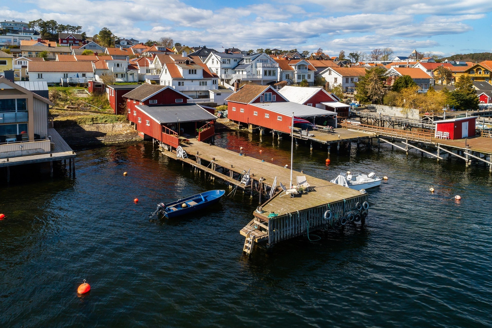 Idylliske Langesund byr på et herlig maritimt liv. Nede ved vannet ligger de gamle sjøbodene på rekke og rad. Galleribilde