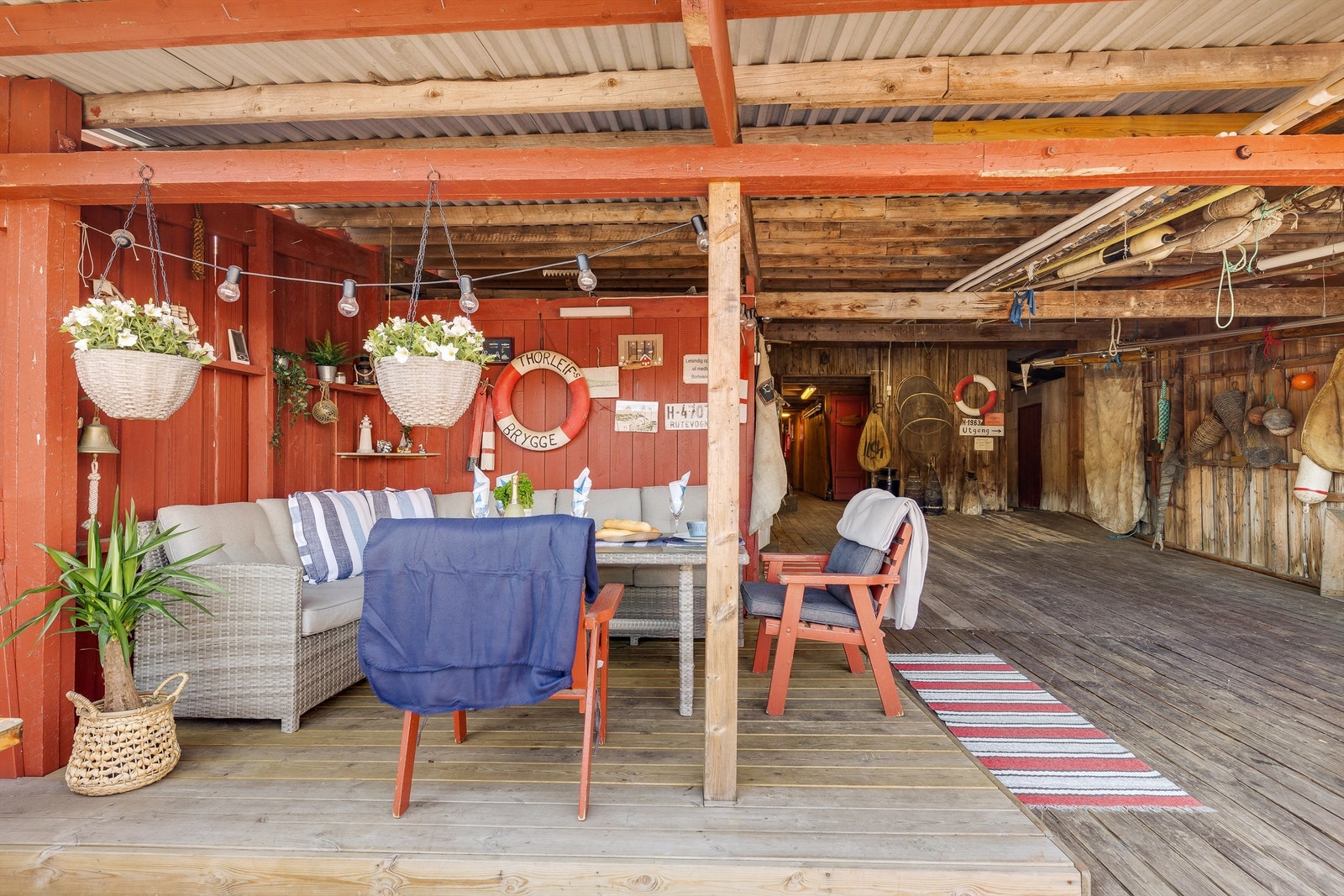 Lekkert dandert med innslag av gammelt og nyt, maritimt og nostalgisk og litt Ikea. Galleribilde