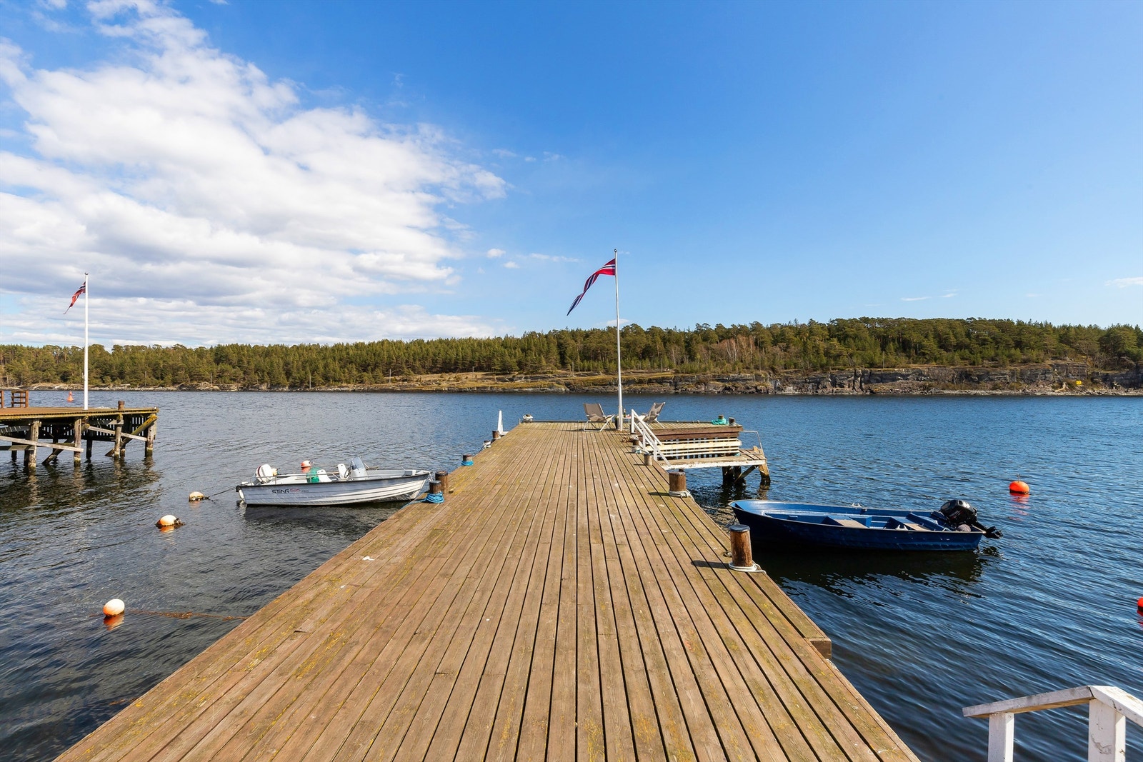 Det er ca. 12-14 båtplasser totalt på brygga, avhengig av størrelse, og da er ikke ytterkanten medregnet. Galleribilde
