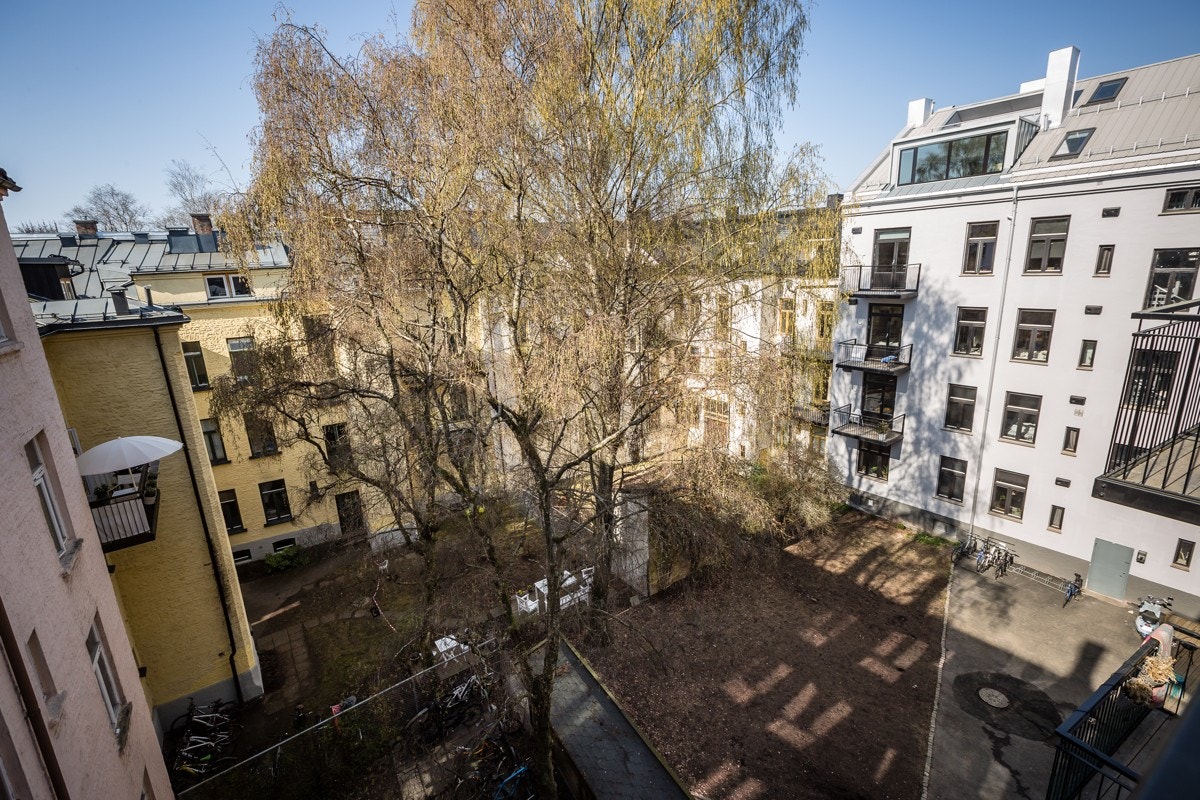 Utsyn fra balkongen til idyllisk bakhage. Galleribilde