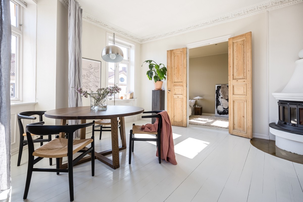 Spisestue med peis. Galleribilde