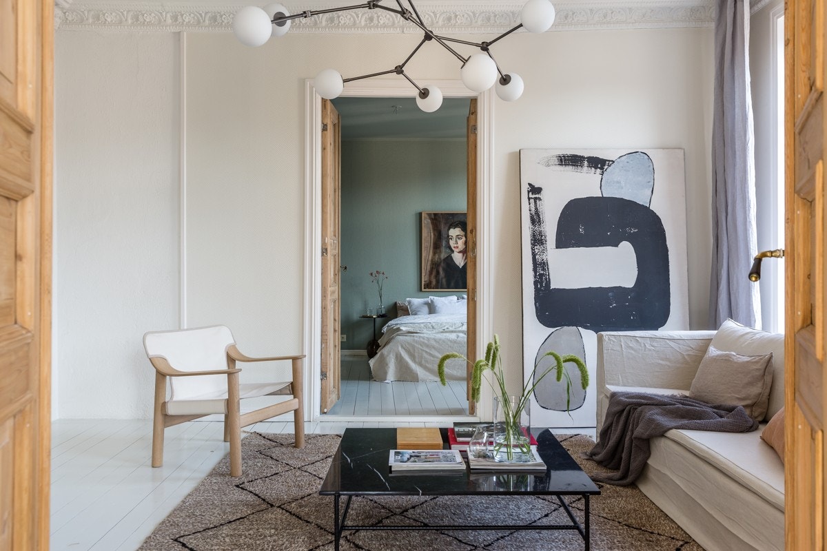 Stuen har nymalte tregulv. Galleribilde