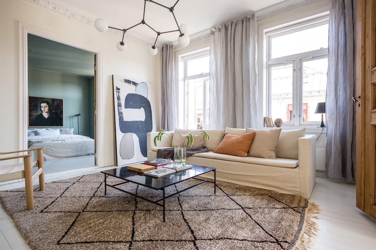 Stuen har stukkatur og rosett i himling. Galleribilde