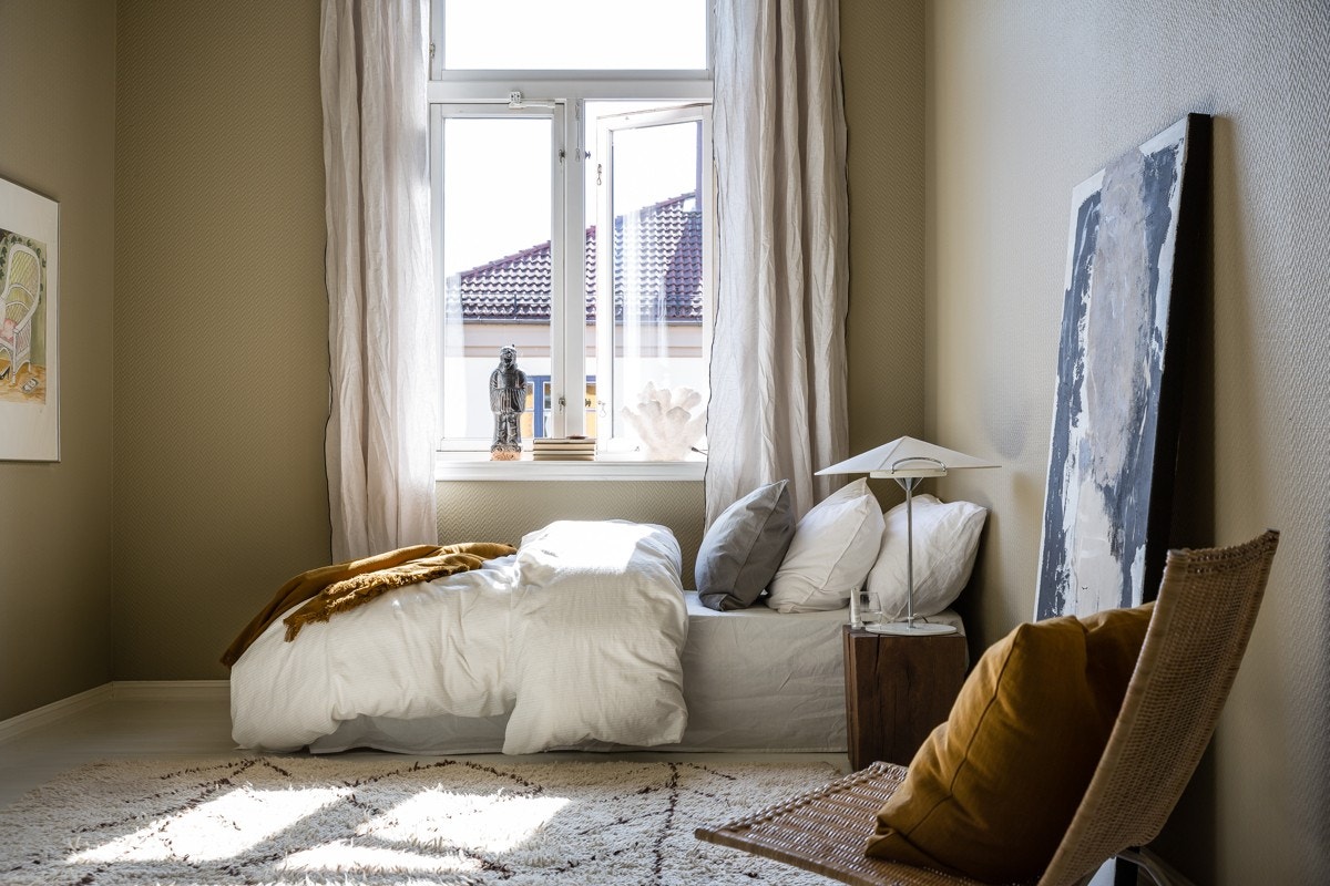 Det er god plass til seng, nattbord og garderobeløsninger. Galleribilde