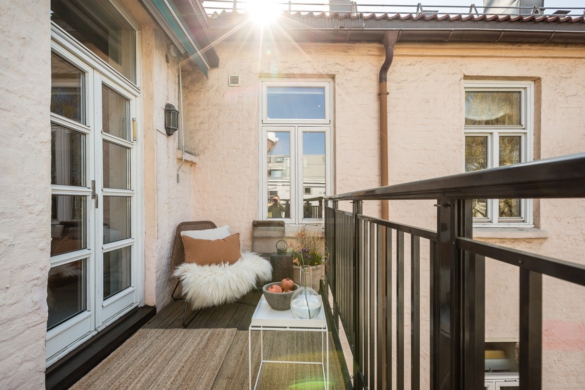 Balkongen har elektrisk markise. Galleribilde