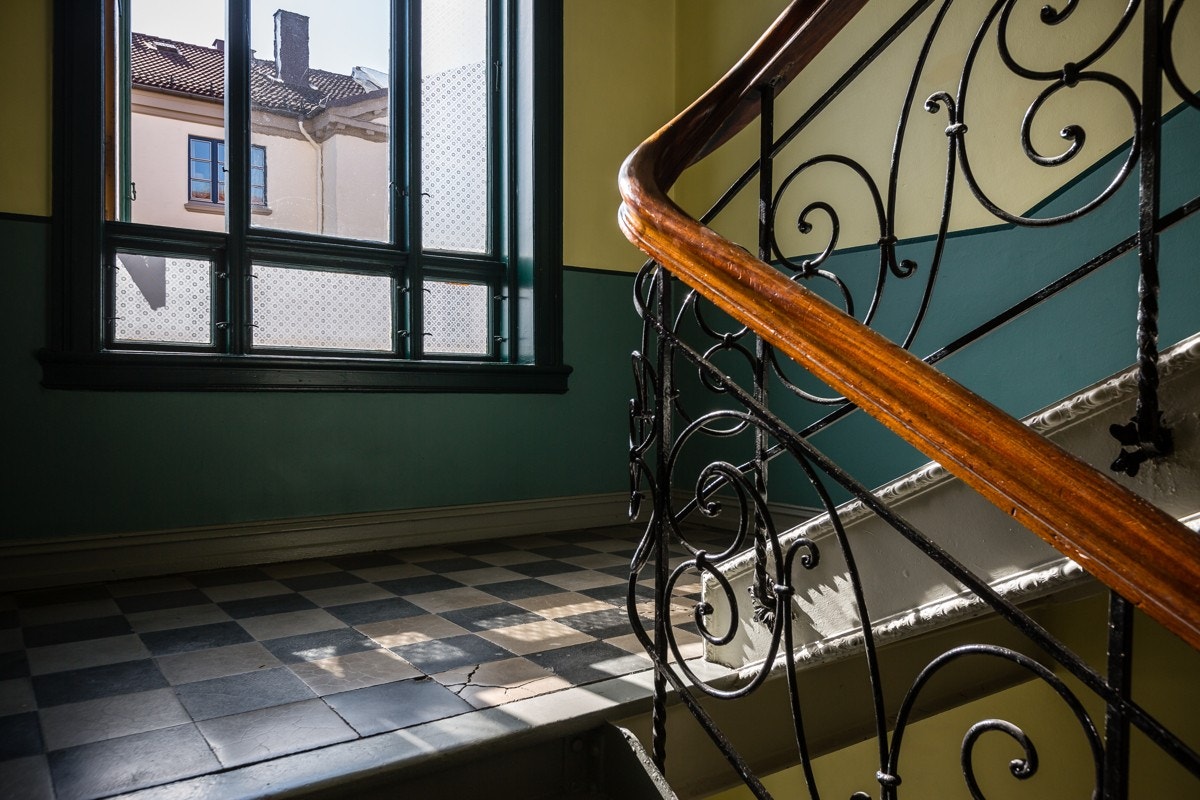 Felles trappeoppgang. Galleribilde