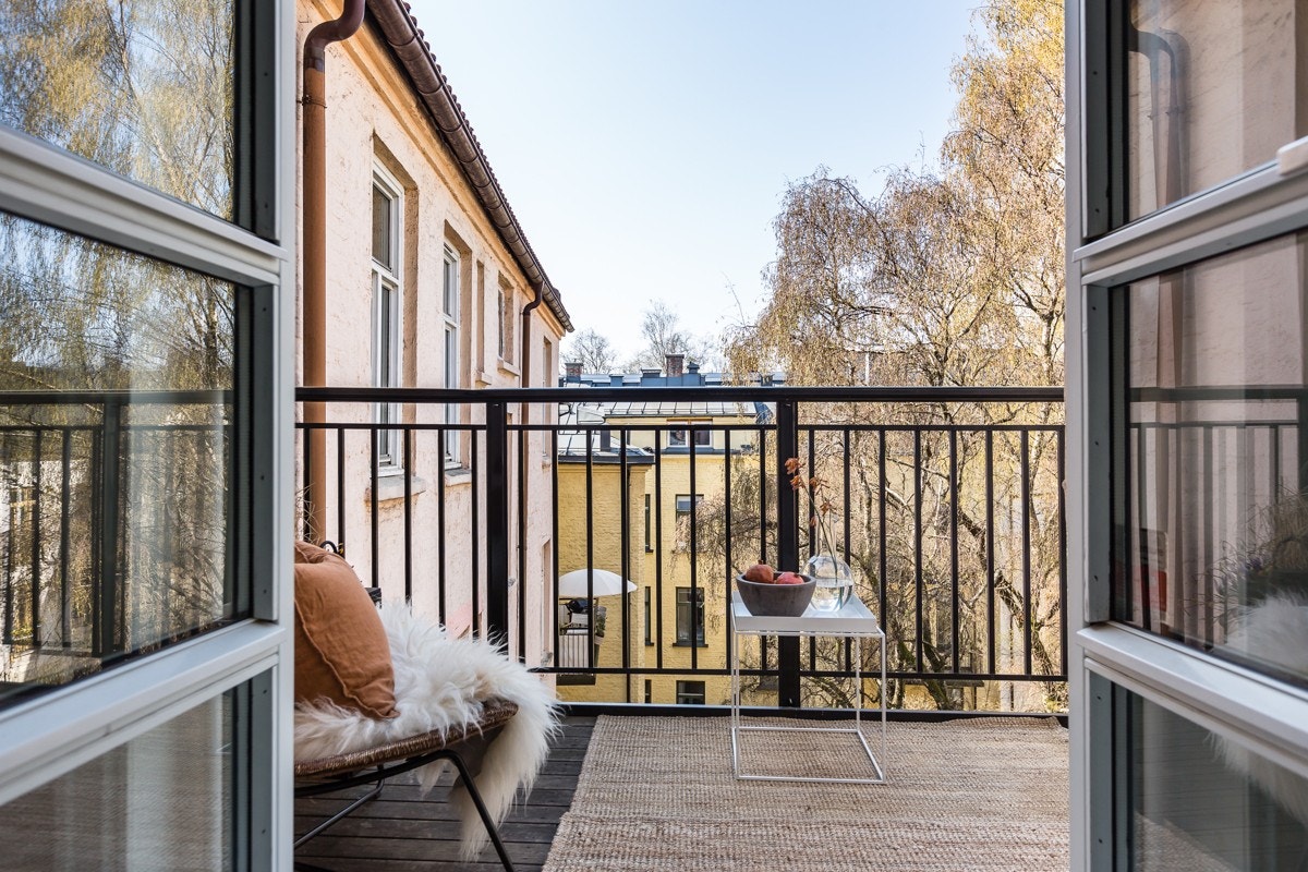 Utgang til solrik balkong fra kjøkken. Galleribilde