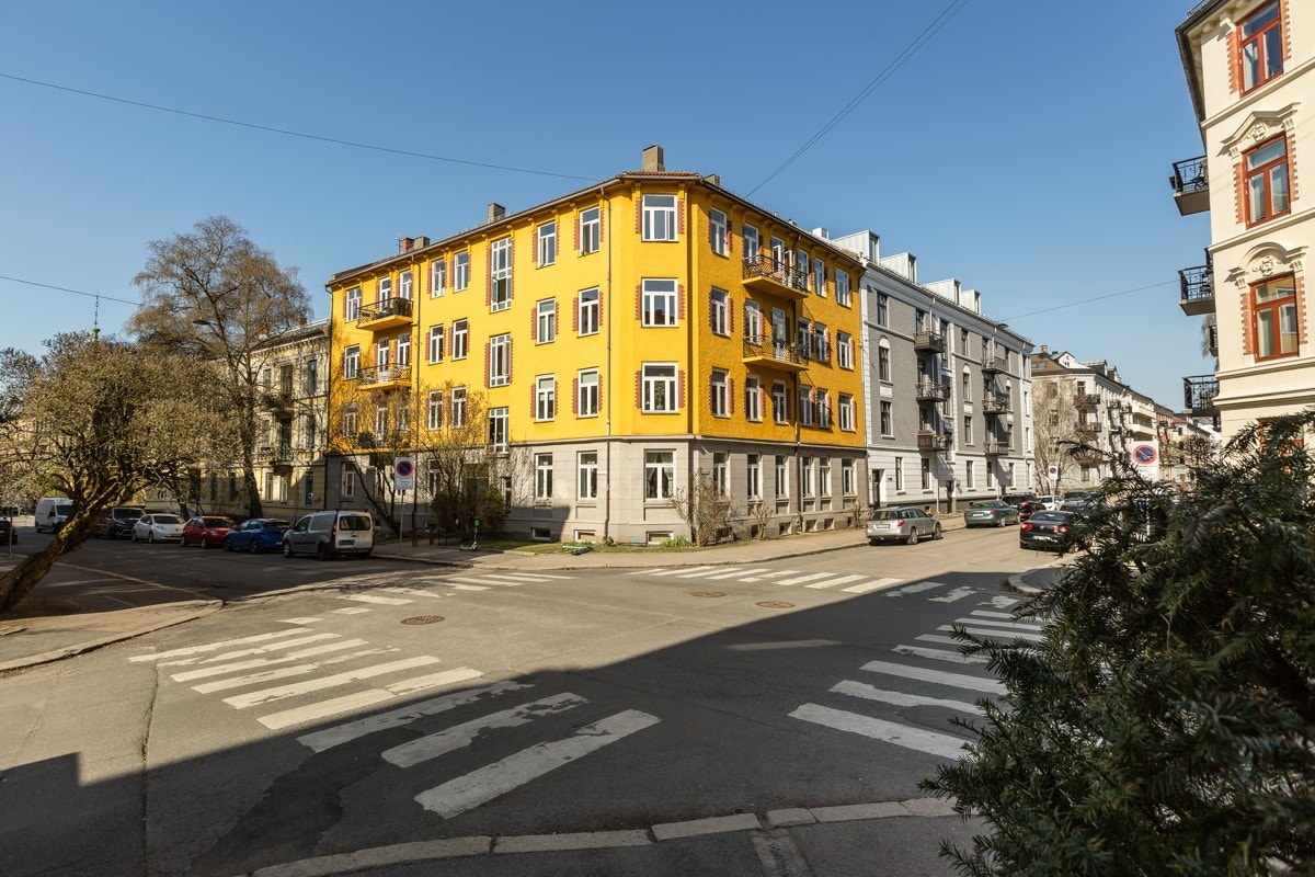 Åsaveien 10 ligger i krysset Åsaveien og Schultz' gate. Galleribilde