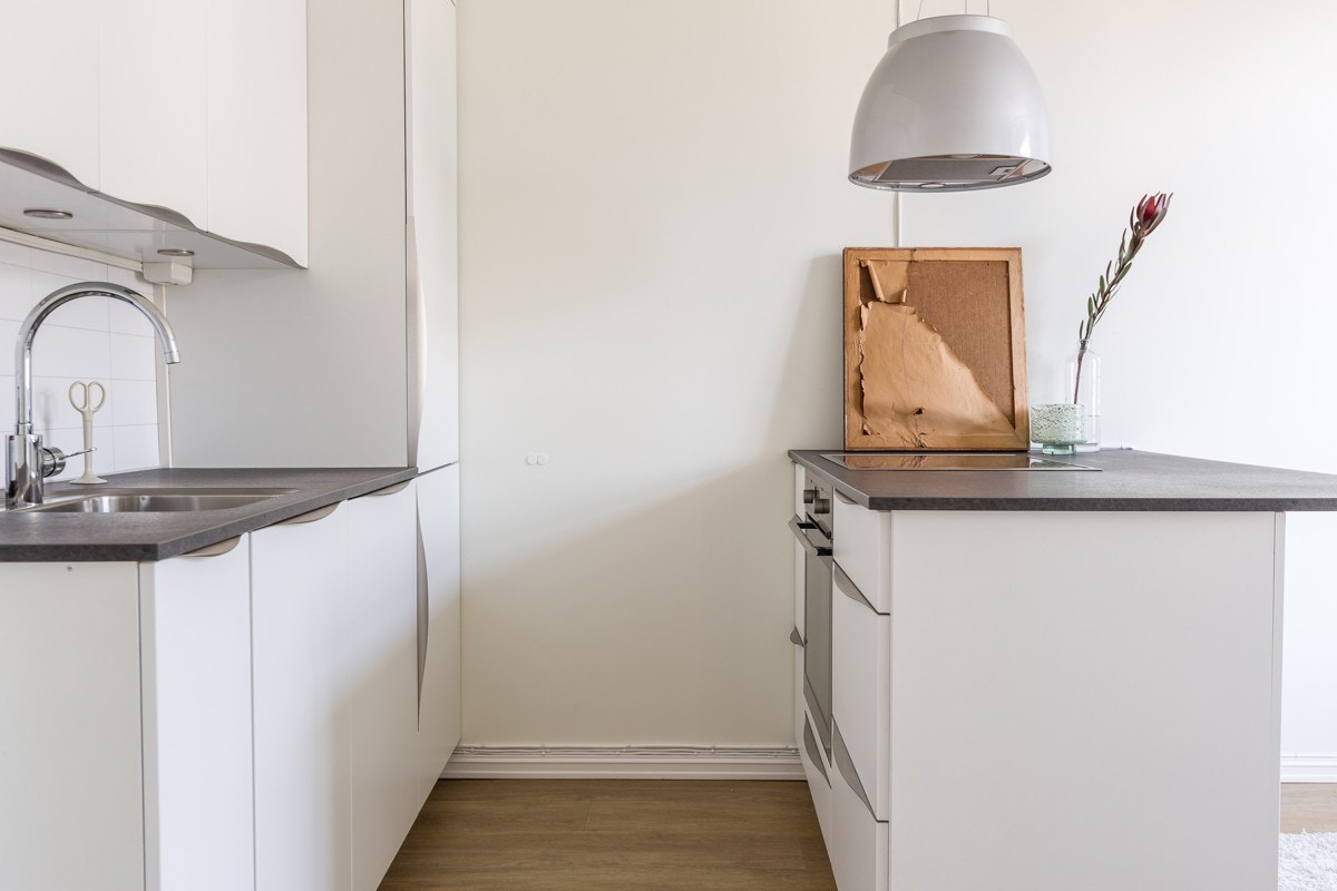 Integrerte hvitevarer som oppvaskmaskin, kjøleskap og fryseskap i høyskap, komfyr med keramisk platetopp Galleribilde