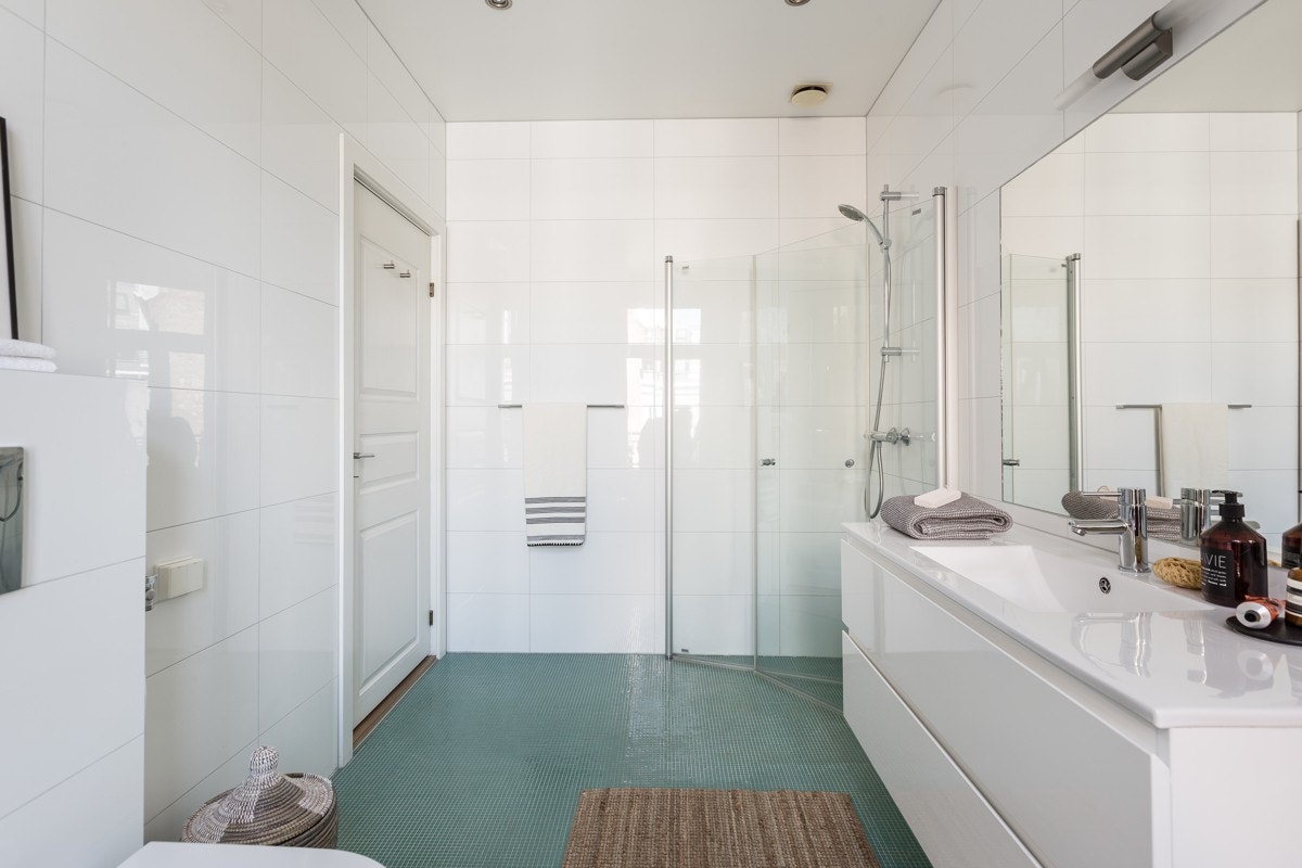 Mosaikkfliser fra Bisazza, armaturer fra Tapwell, toalett fra Villeroy&Boch og innmurt/flislagt Starck badekar Galleribilde