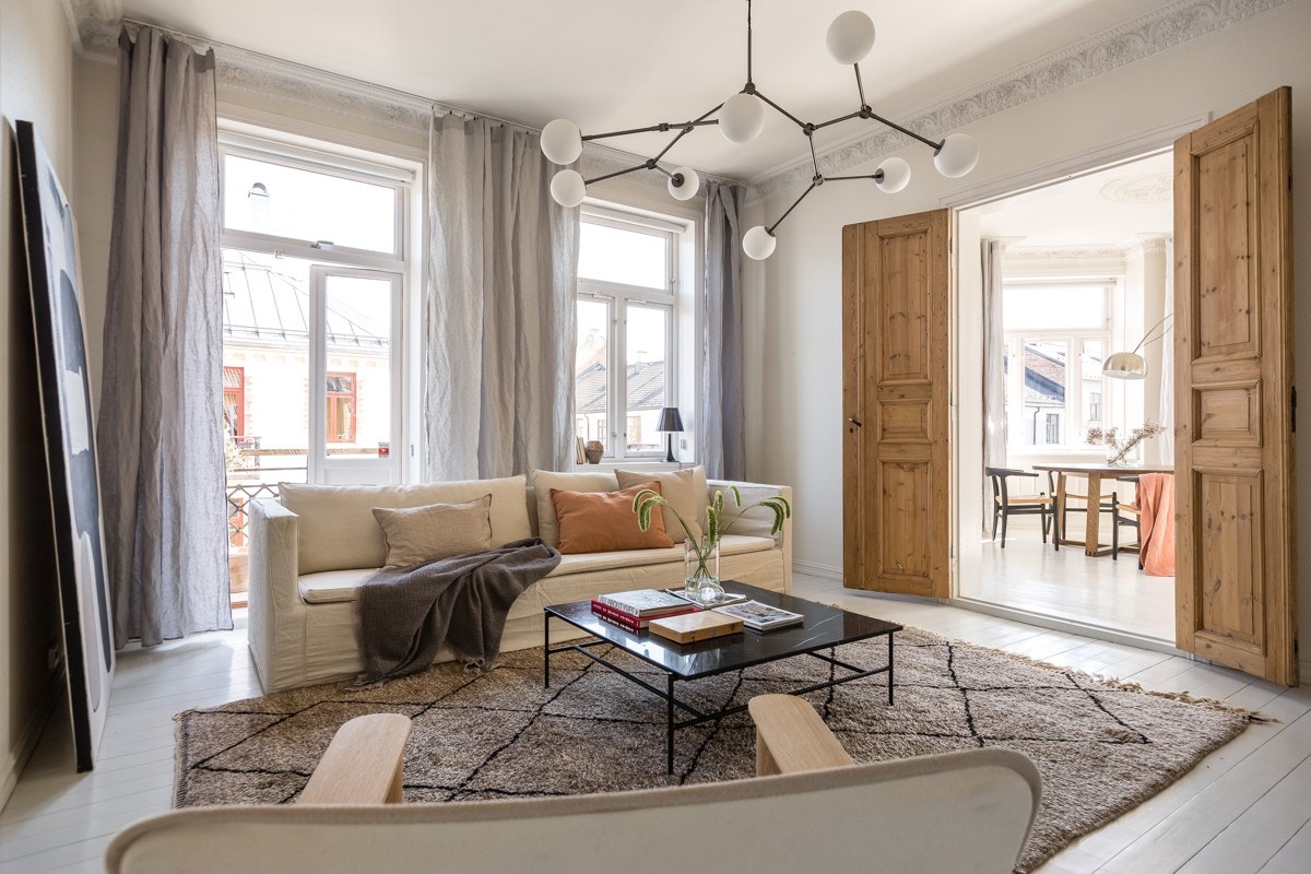 Innbydende stue med utgang til balkong. Galleribilde