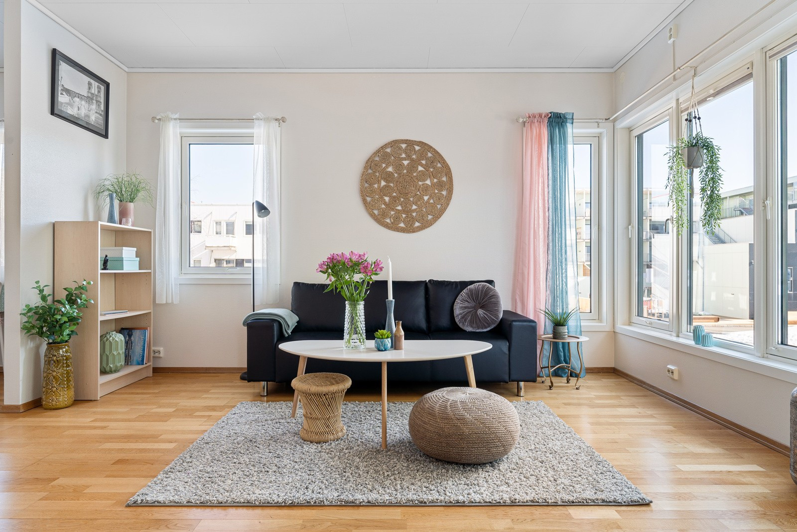 Romslig stue med plass til stor sofagruppe. Siden leiligheten ligger på hjørnet er det rikelig med vindu.