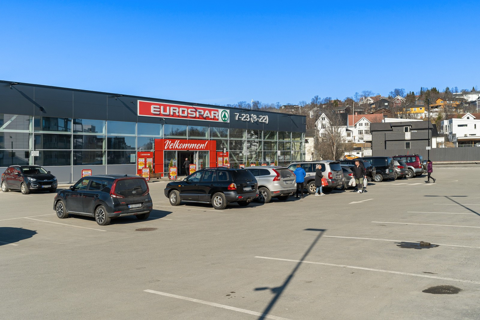 Umiddelbar nærhet til nyetablert dagligvarebutikk (Eurospar) med godt ferskvareutvalg.