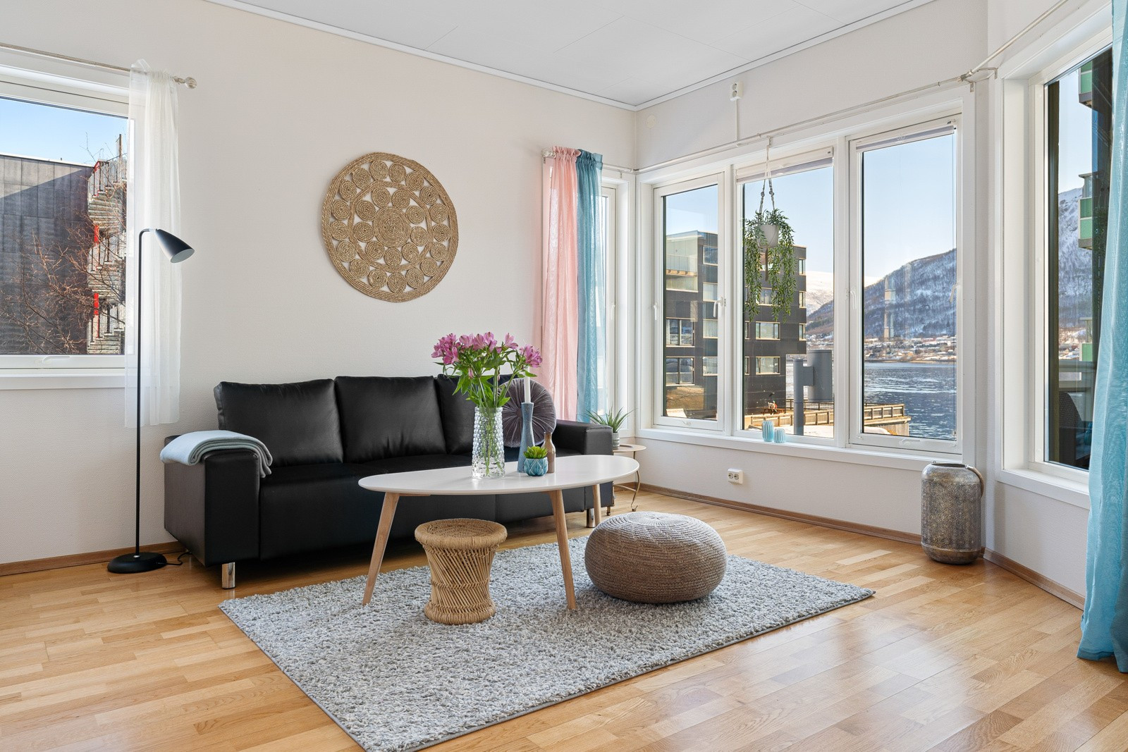Stuen er lys og luftig med mange vinduer. Det er god plass til både sofagruppe og stoler. Planløsningen gir mange muligheter for møblering, tilpasset hvordan du liker å ha det!