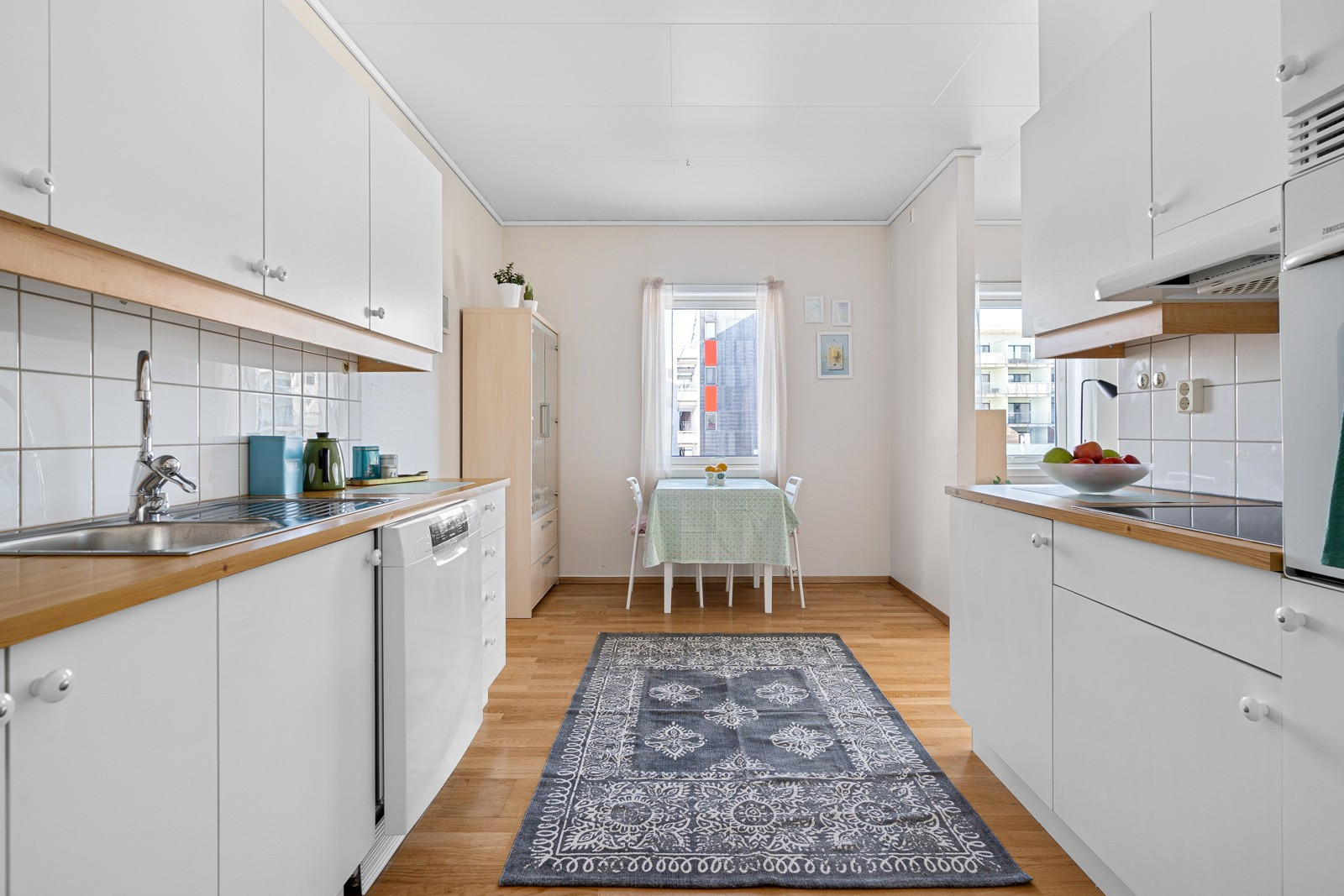 Kjøkkenet har god plass i skap og skuffer. Det er plass til et kjøkkenbord med stoler, eller kanskje du er glad i å lage mat, og vil sette inn en kjøkkenøy eller ekstra benk foran vinduet?