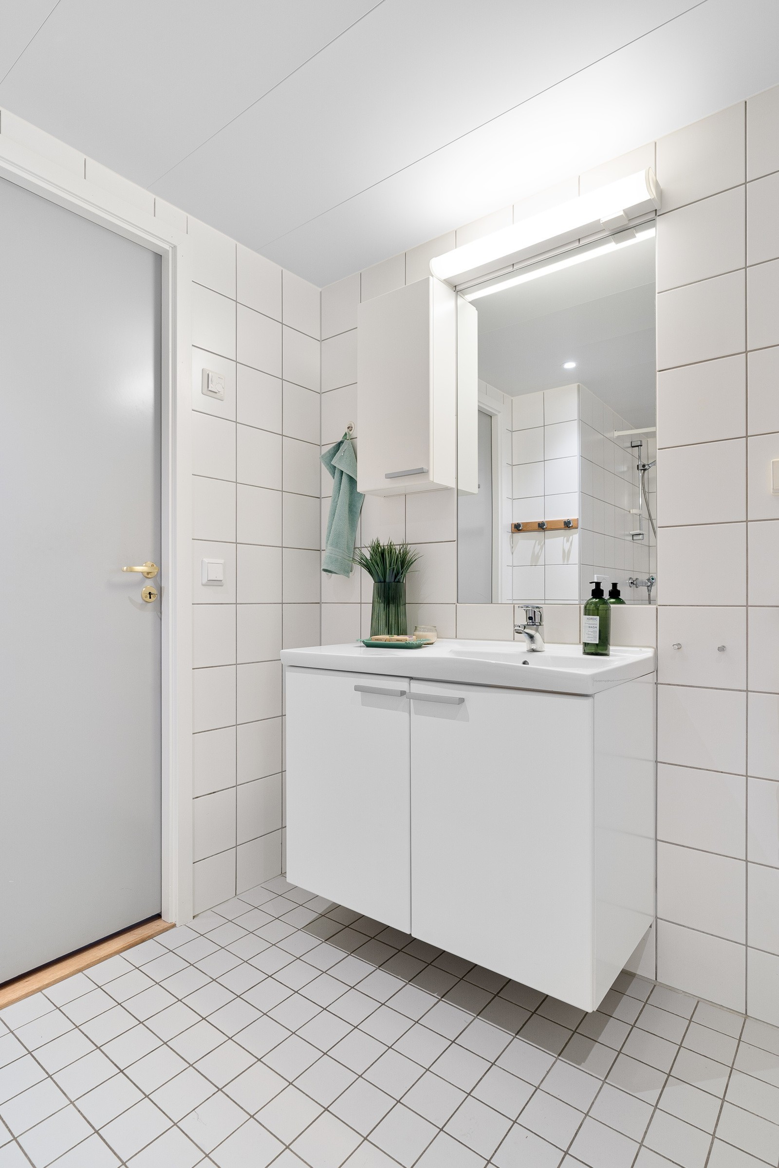 Romslig og flislagt baderom med varme i gulv.